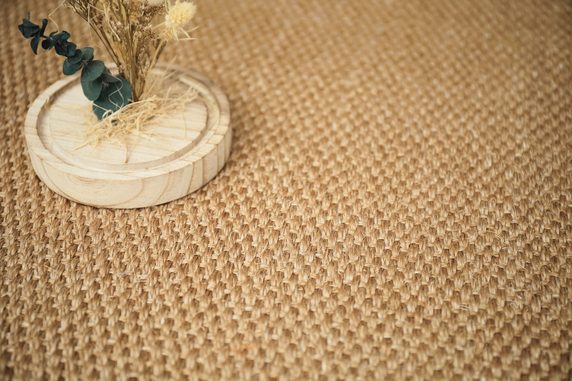 Sol Sisal Crafted - Havane accompagné d'un vase décoratif et de fleurs séchées