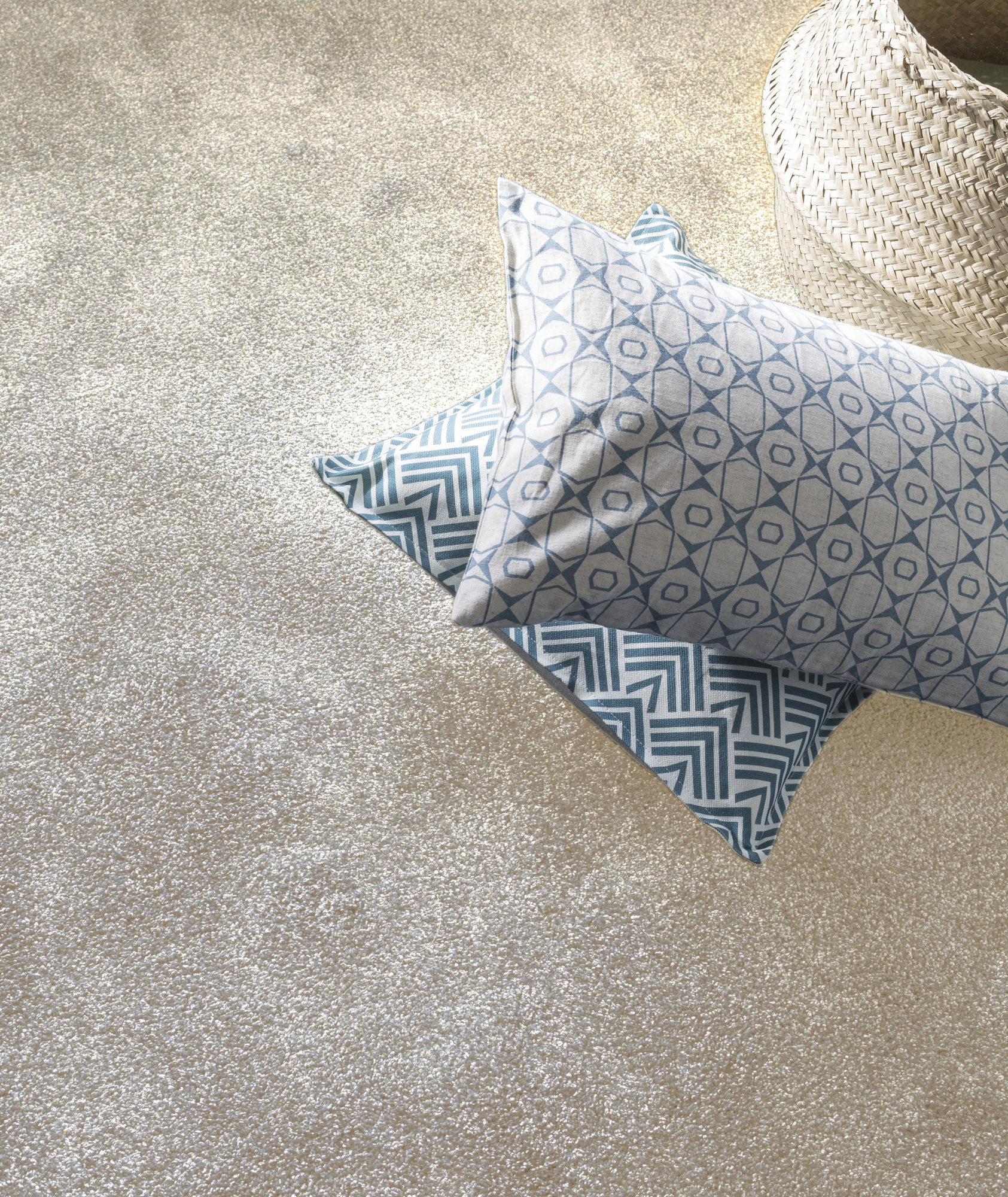 Moquette douce Délicatesse - Fil de lin avec coussins bleus à motifs géométriques et panier tressé en fibres naturelles