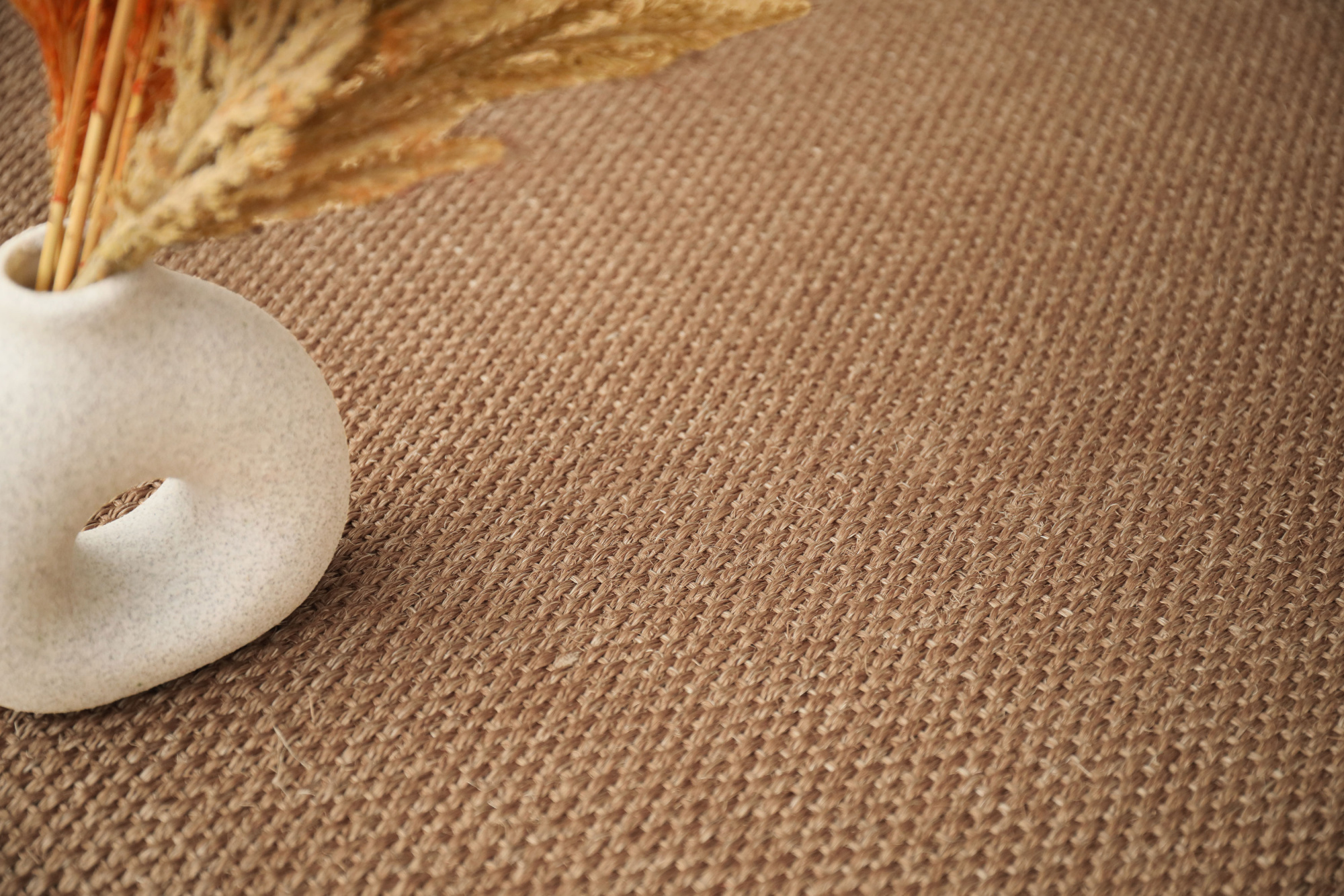 Revêtement de sol Crafted Ambre, texture tissée régulière et nuances ambrées naturelles