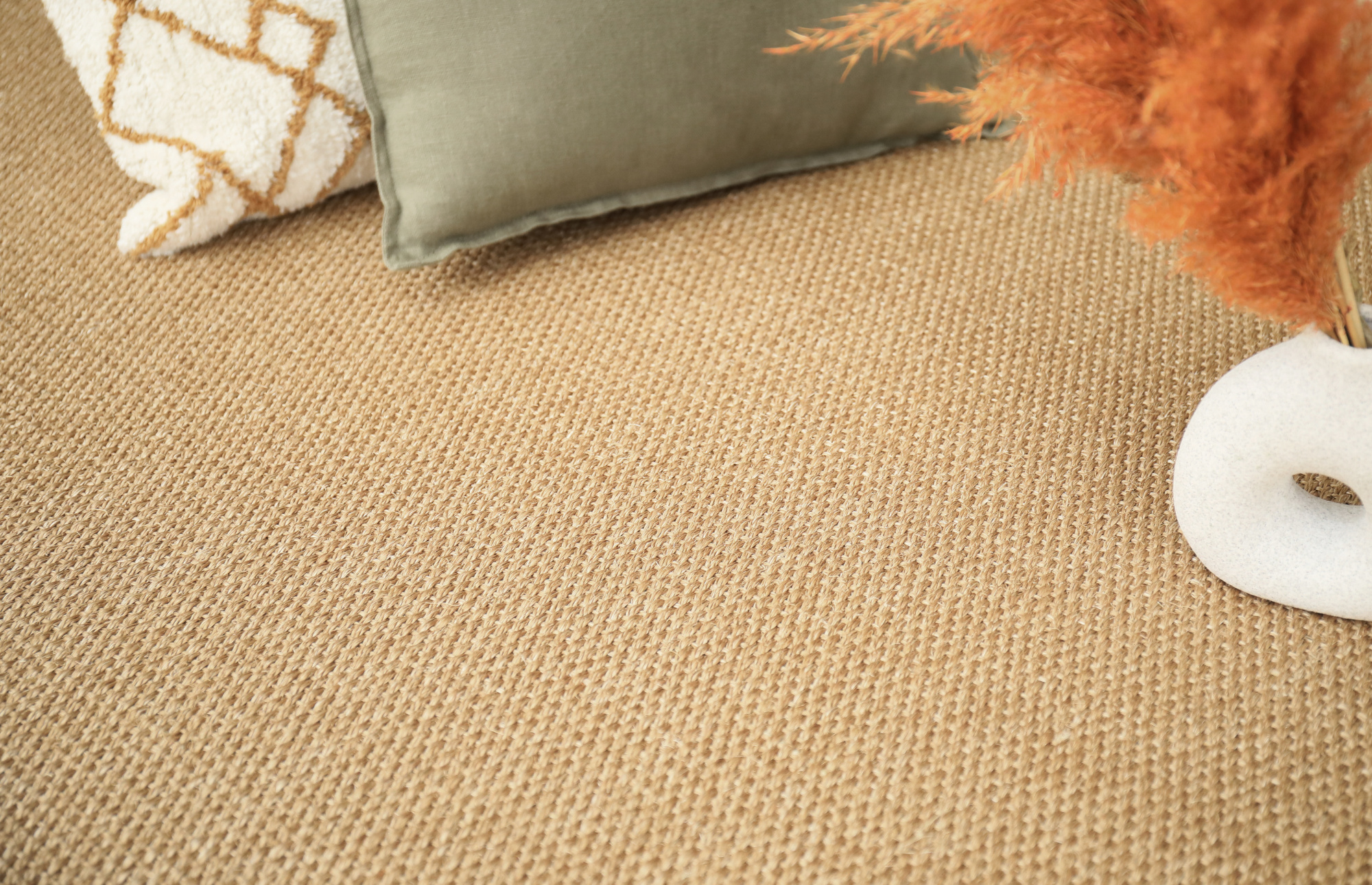 Sol Sisal Crafted - Havane accompagné d'un coussin et d'une composition végétale séchée