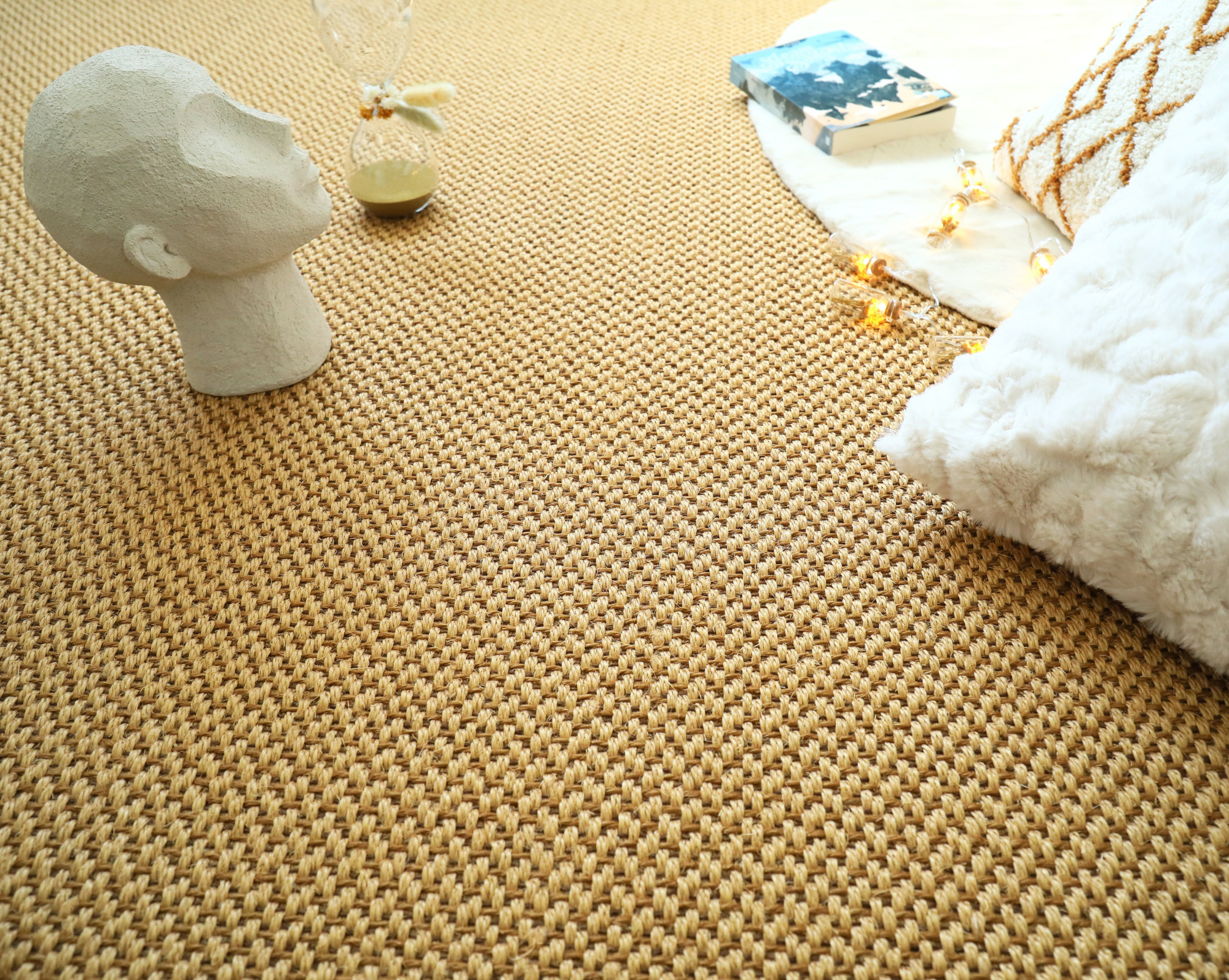 Sol Sisal - Grâce - Camel doré avec buste décoratif, coussin moelleux et détails naturels dans une ambiance cocooning