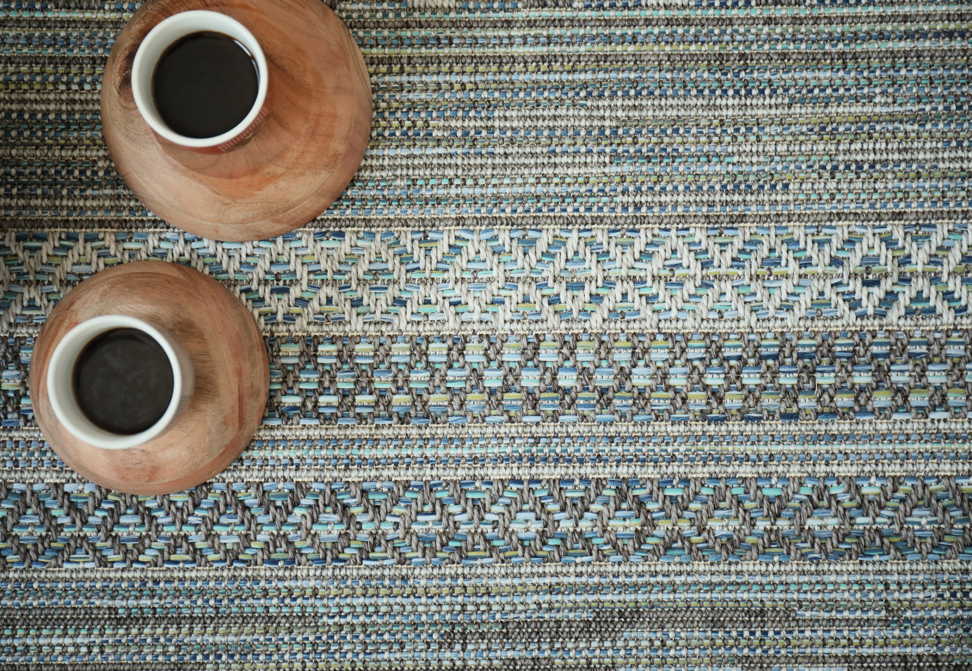 Sol tissé plat Salsa Orage, motifs graphiques et fibres résistantes pour terrasse ou salon
