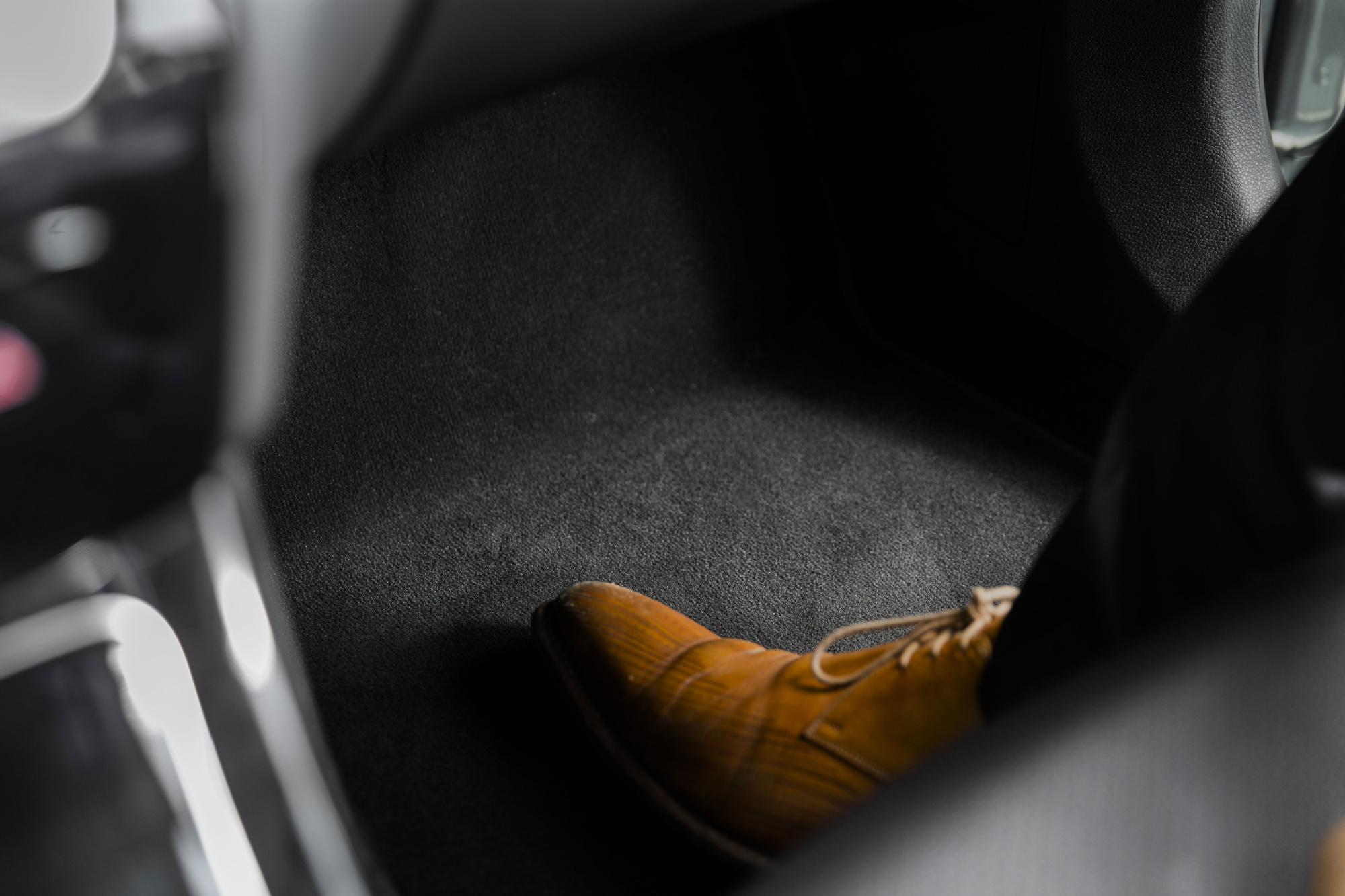 Moquette aiguilletée automobile - Noir offrant une finition propre et durable à l'intérieur du véhicule