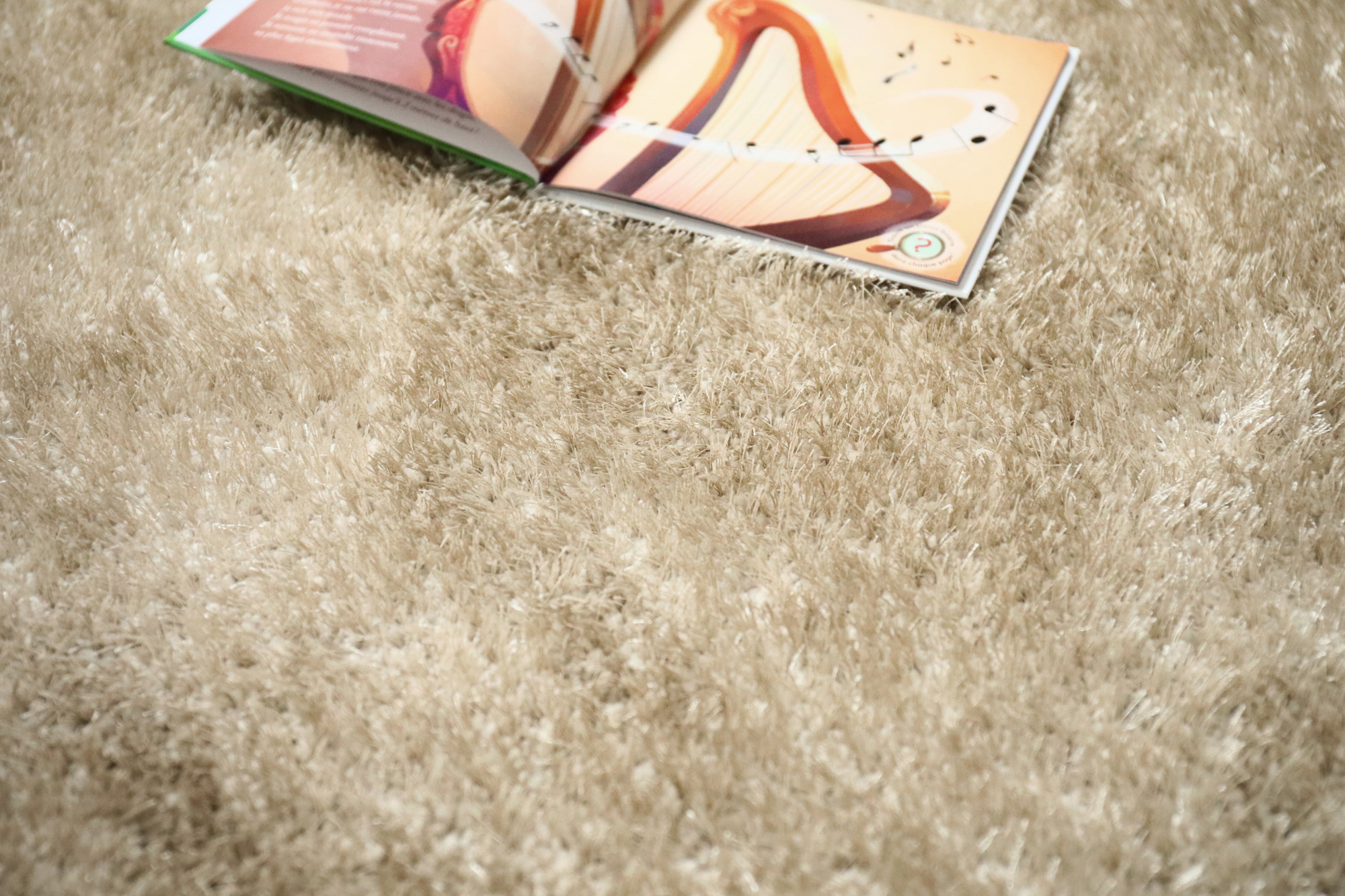 Moquette shaggy Glossy FusionBac Fil de lin, surface épaisse idéale pour chambre cocooning