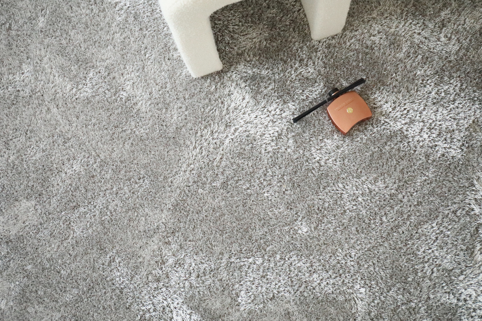 Moquette shaggy Glossy FusionBac gris urbain, fibres douces pour intérieur cocooning
