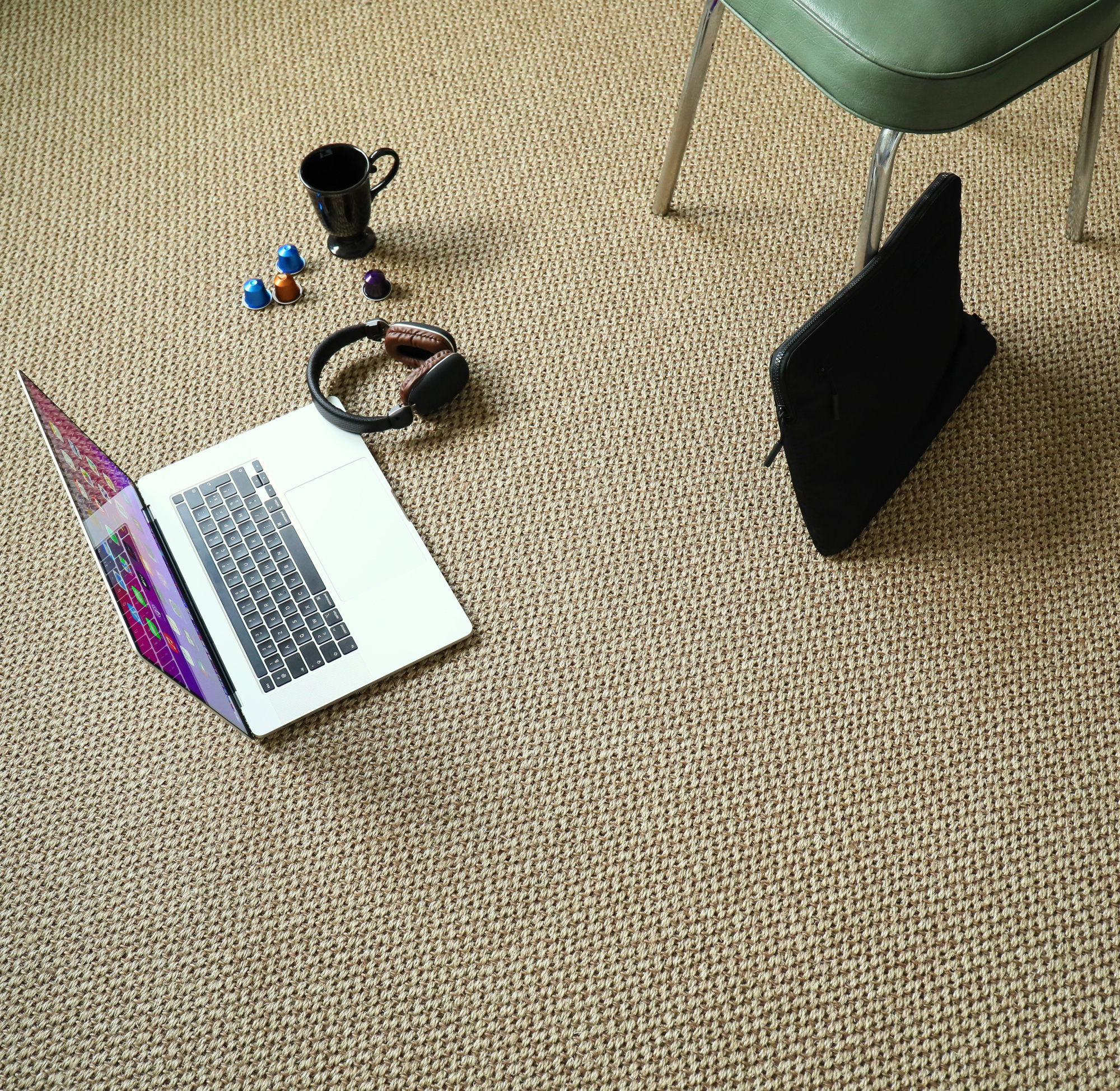 Sol Sisal - Grâce - Cordage créant une ambiance professionnelle et naturelle autour d'un bureau épuré