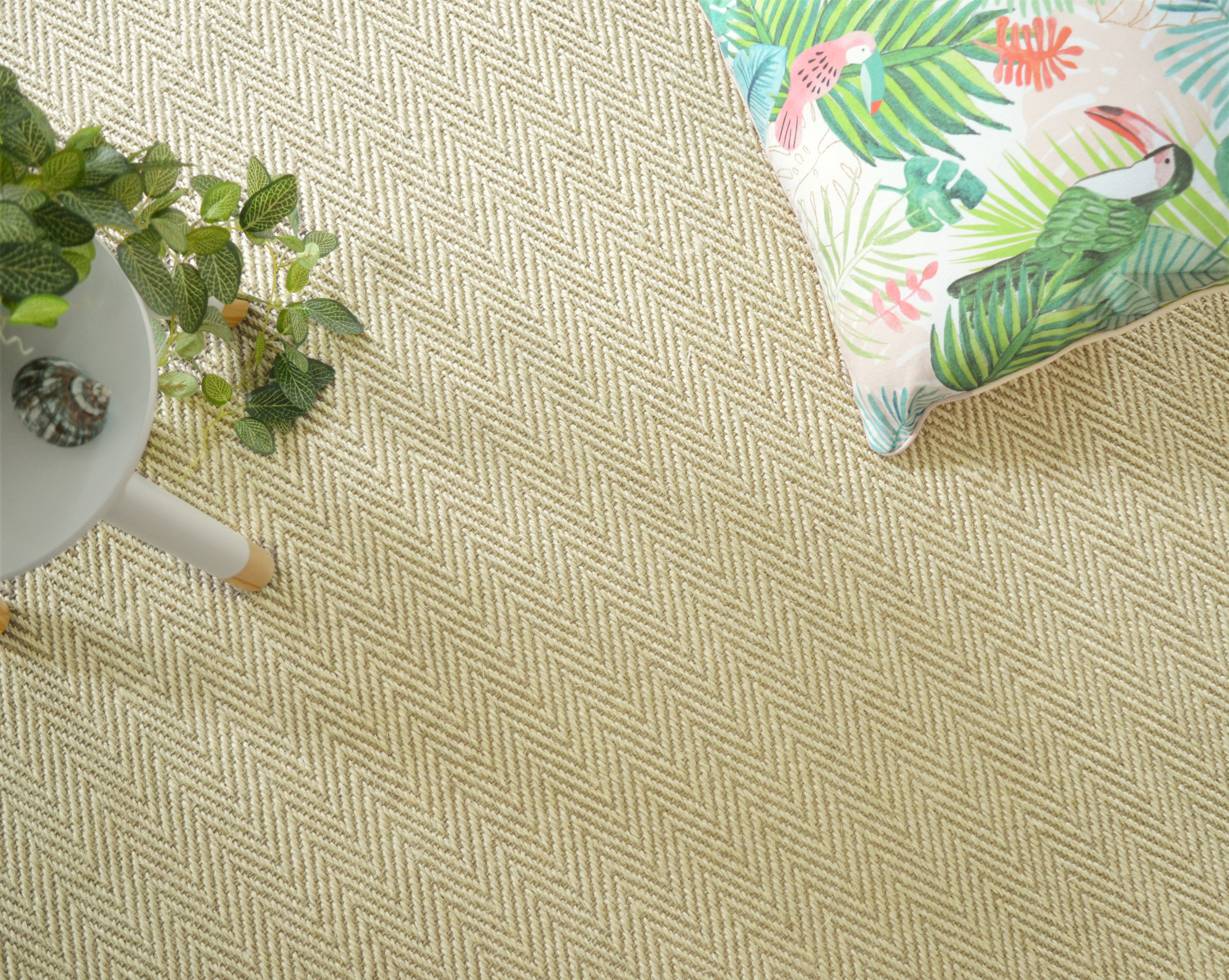 Sol Sisal Chevron - Héritage - Dune dans un décor végétal élégant aux inspirations bord de nature