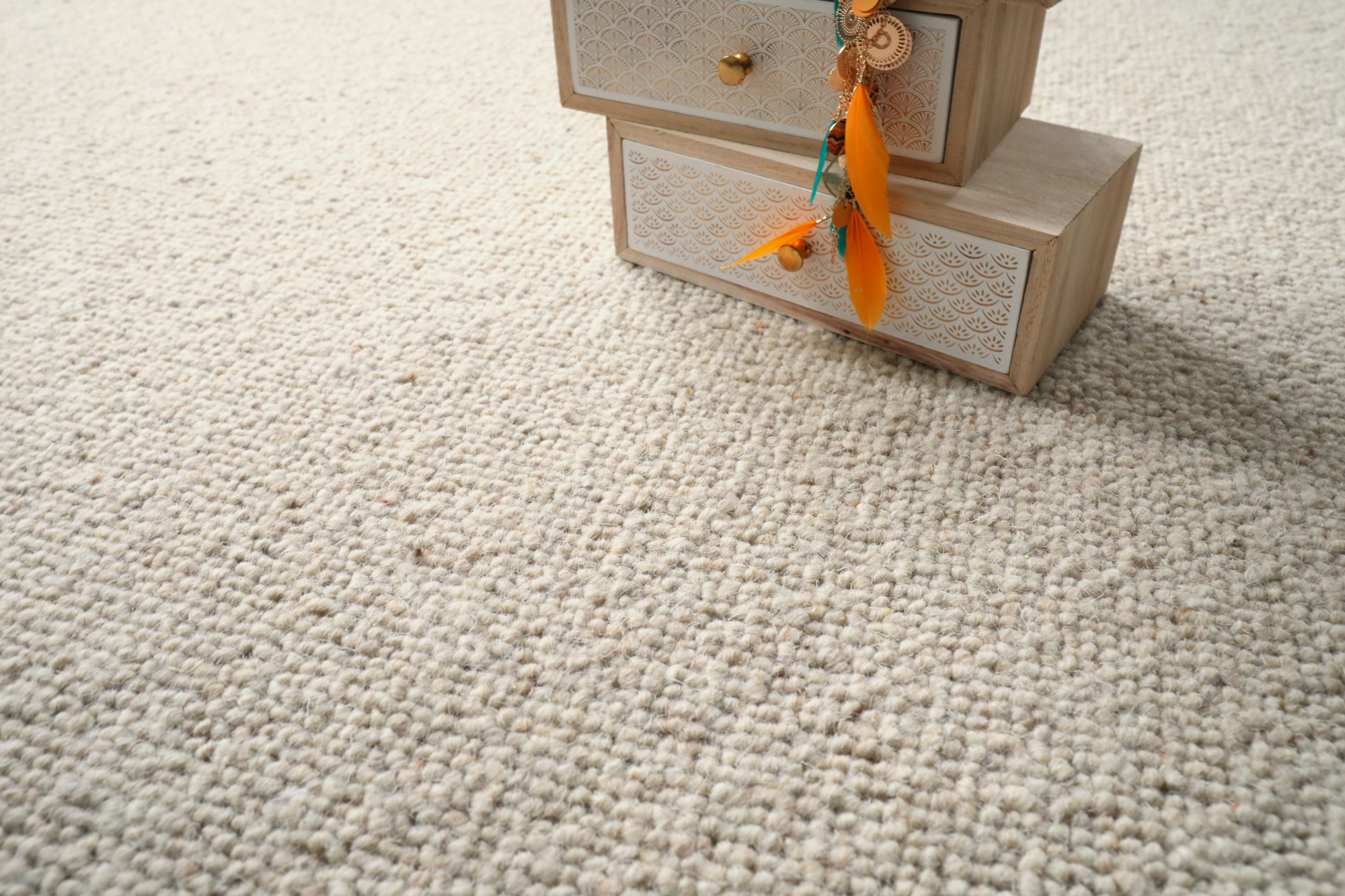 Moquette naturelle en laine Wooly - Nude avec cœur décoratif et texture bouclée en laine vierge