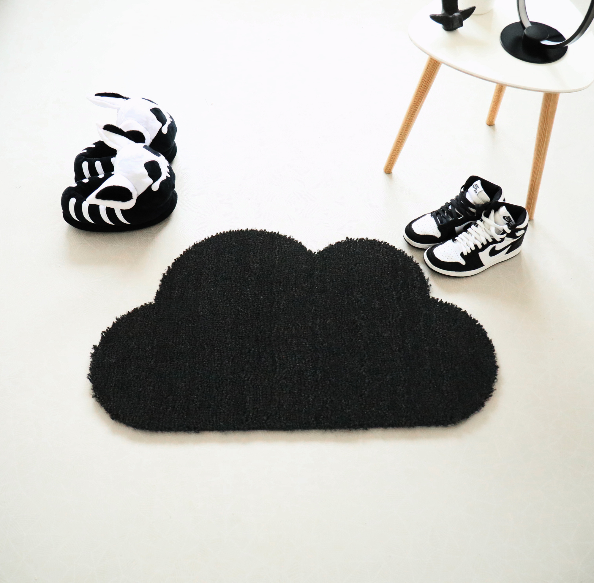 Tapis d'entrée déco Nuage - Fibre de Coco 17mm - Noir, forme nuage graphique dans une entrée au style noir et blanc