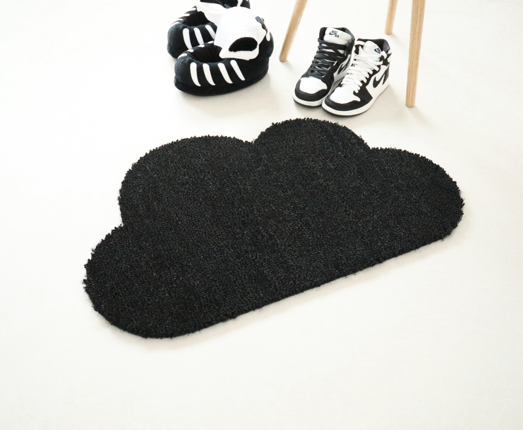 Tapis d'entrée déco Nuage - Fibre de Coco 17mm - Noir, silhouette ludique accompagnée de chaussures au style graphique