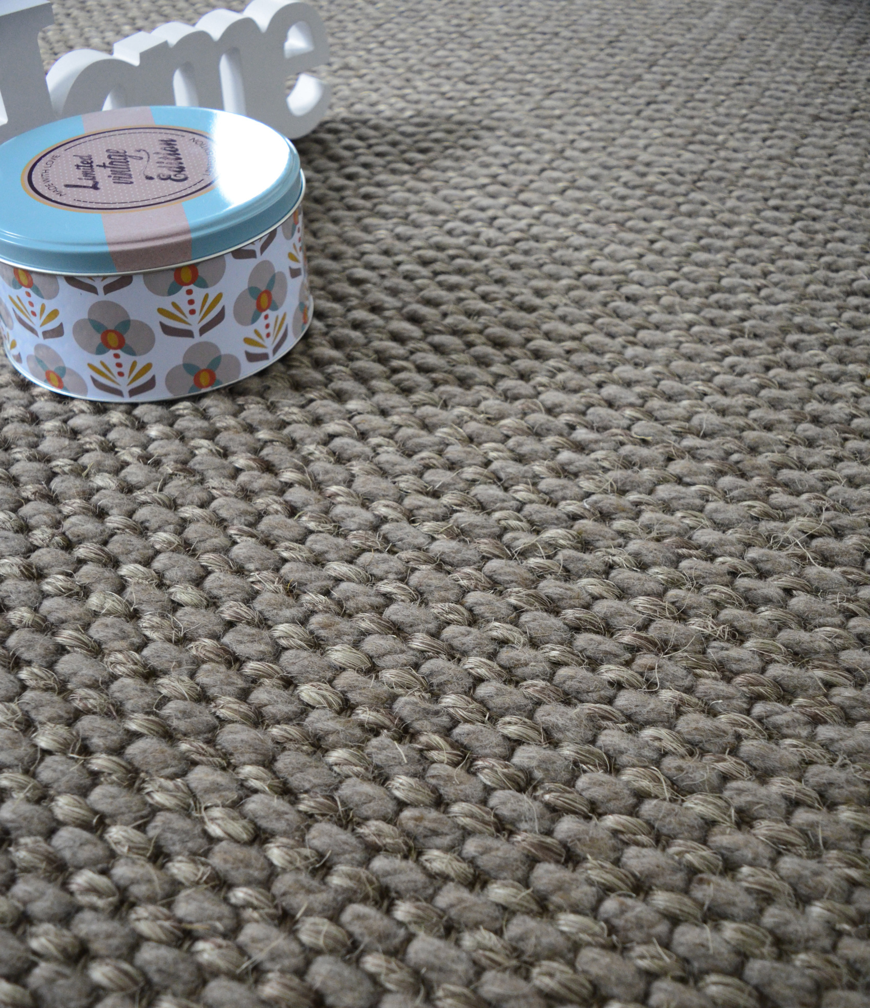 Moquette naturelle en laine et sisal Organic Taupe, tissage structuré en fibres naturelles de laine et sisal