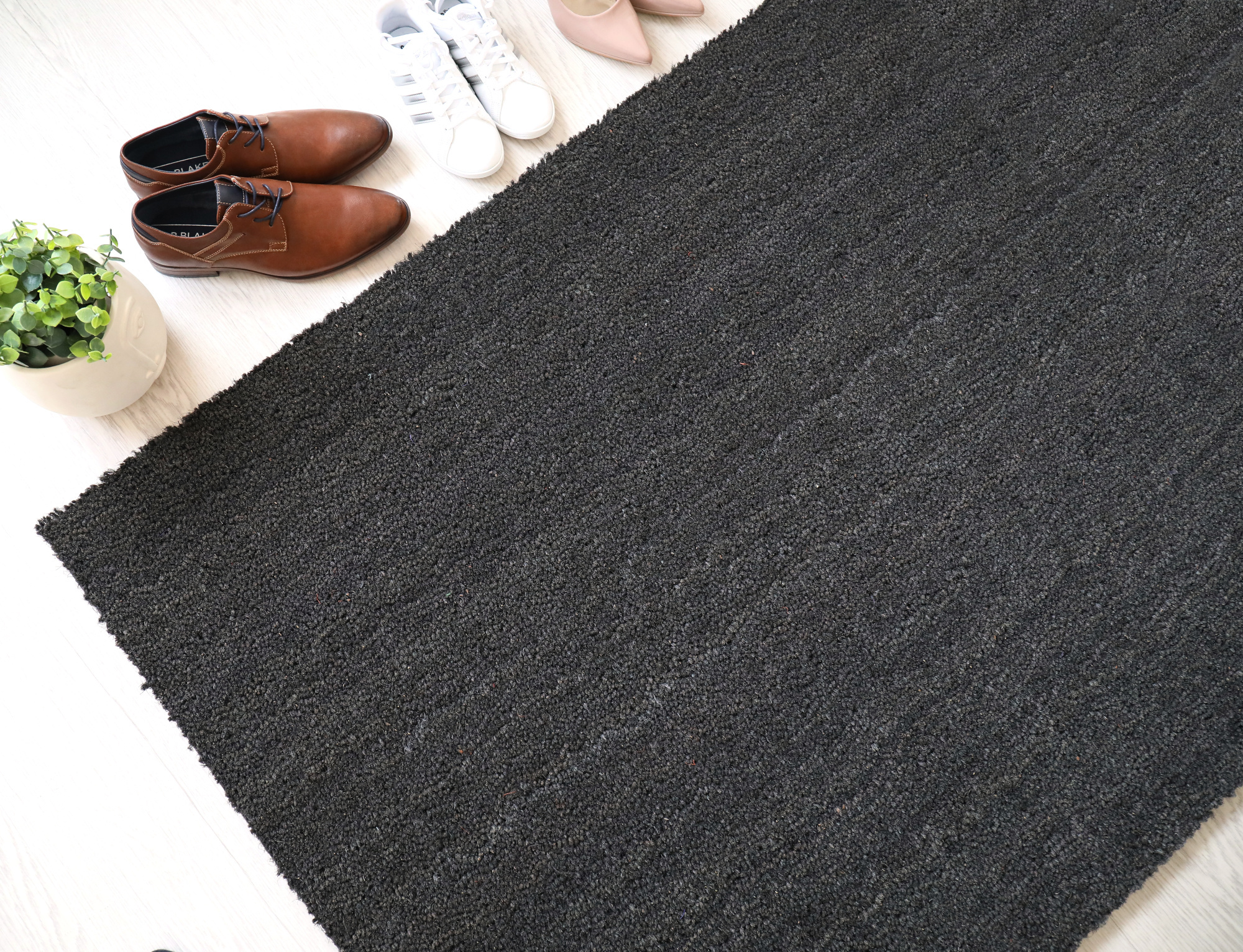 Paillasson brosse fibre de coco 17 mm anthracite, texture végétale élégante et durable