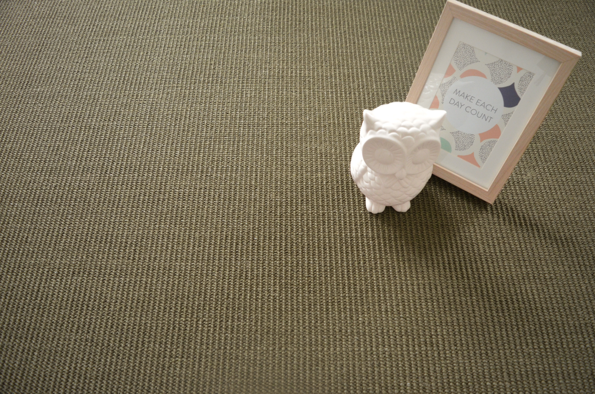Sol Sisal - Minimal - Châtain mettant en valeur une grande surface de revêtement avec objets décoratifs