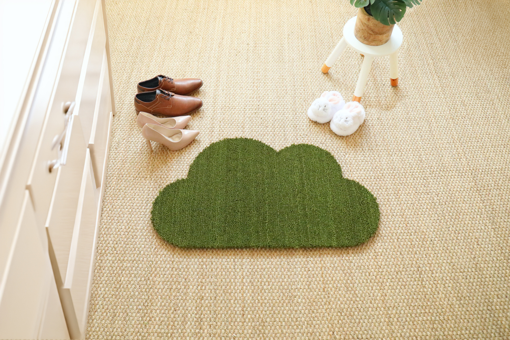 Tapis d'entrée déco Nuage - Fibre de Coco 17mm - Vert, forme fantaisie et teinte végétale pour une entrée pleine de fraîcheur
