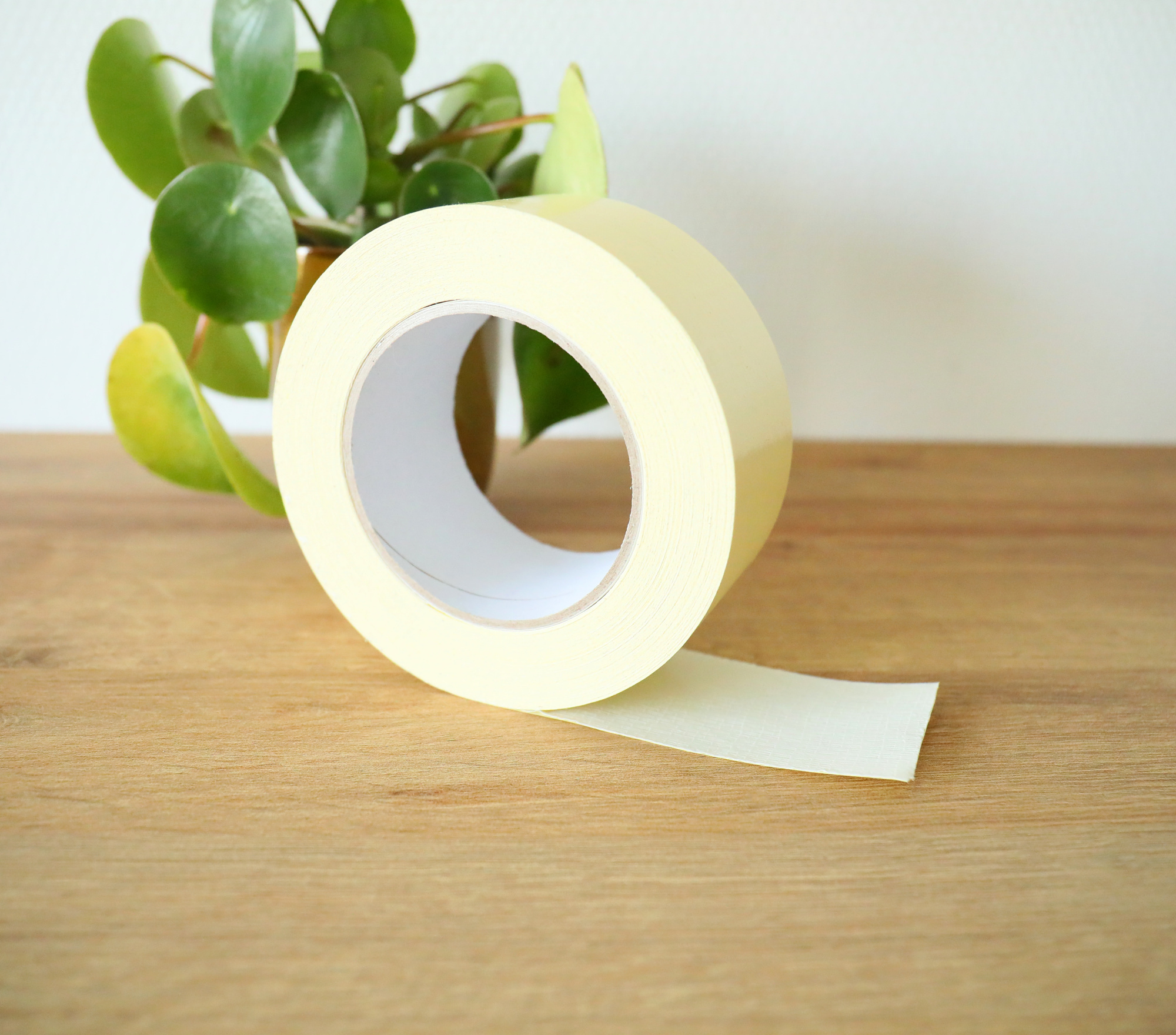 Rouleau adhésif double face inclus dans le kit de pose pour moquette, PVC et fibre végétale