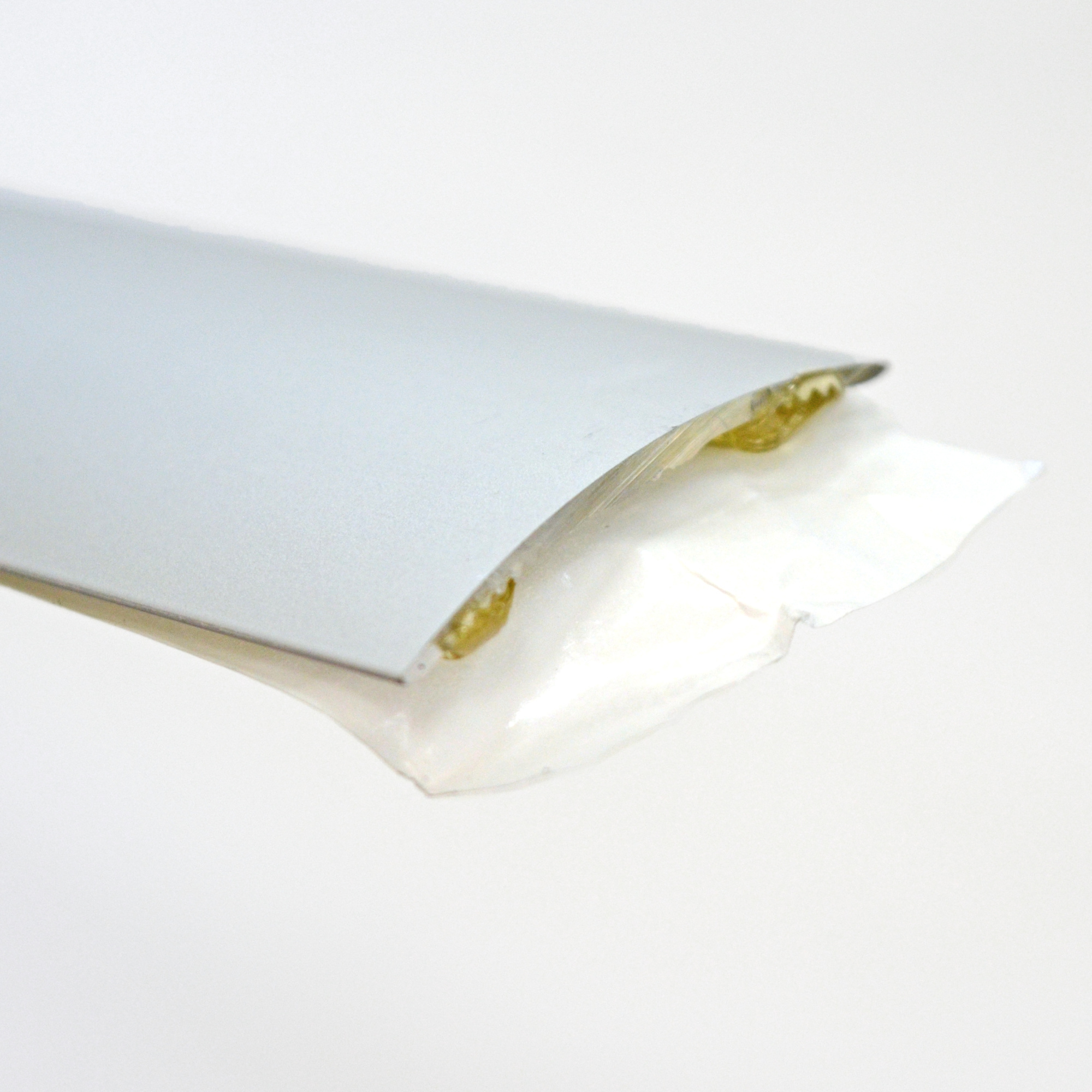 Détail du 301172 Seuil 40 mm adhésif sous gaine Alu incolore avec film de protection adhésif