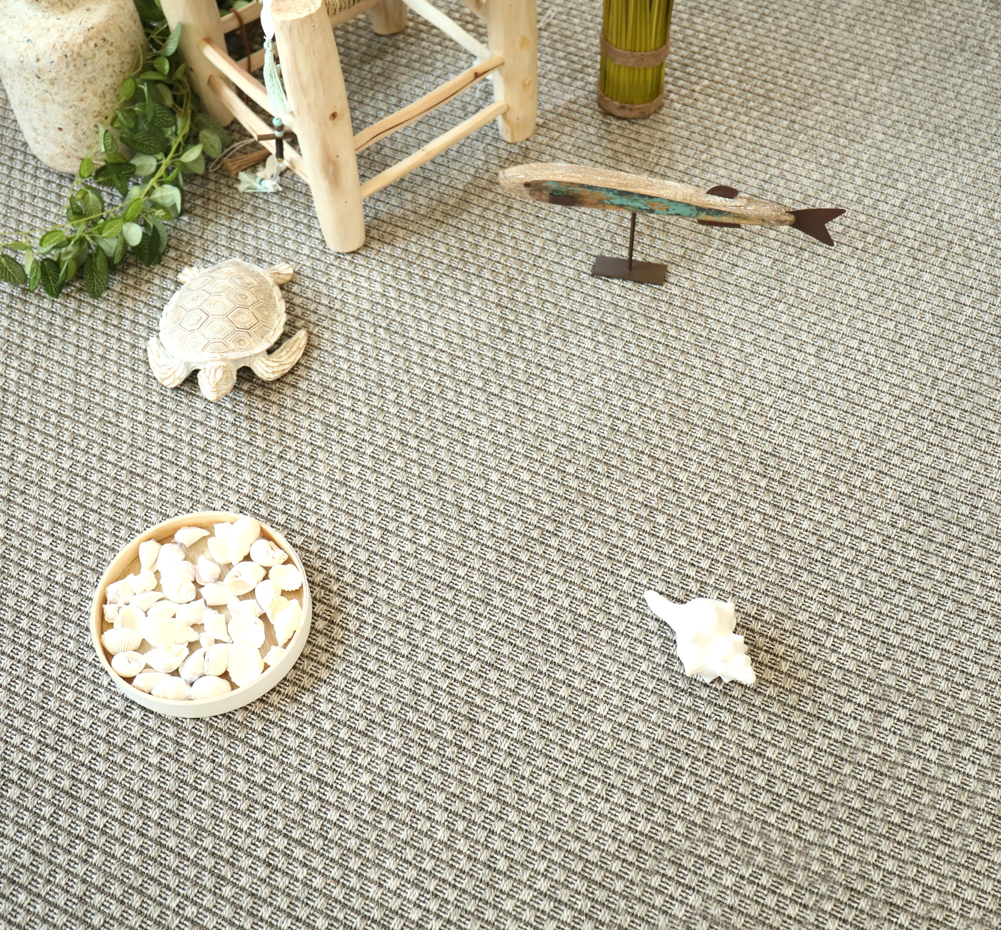 Tissé plat aspect naturel - Backstage - Embrun avec assiette décorative, branches naturelles et accessoires inspirés du bord de mer