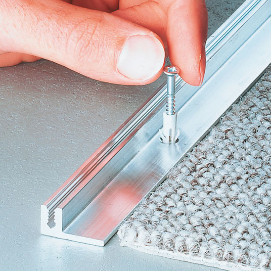 Installation de la Barre de seuil Romus à visser 90 cm - Alu incolore - Rattrapage de niveau avec vis de fixation