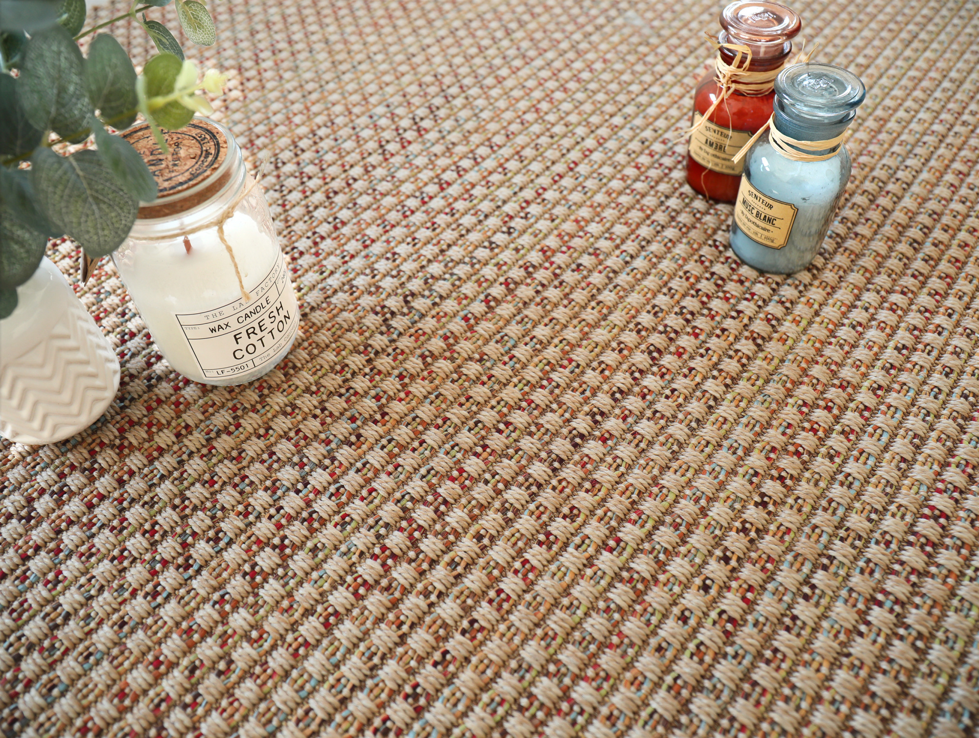 Tissé plat aspect naturel - Backstage Multicolor - Épices avec pots colorés et feuillage décoratif sur un tissage damier aux tons épicés