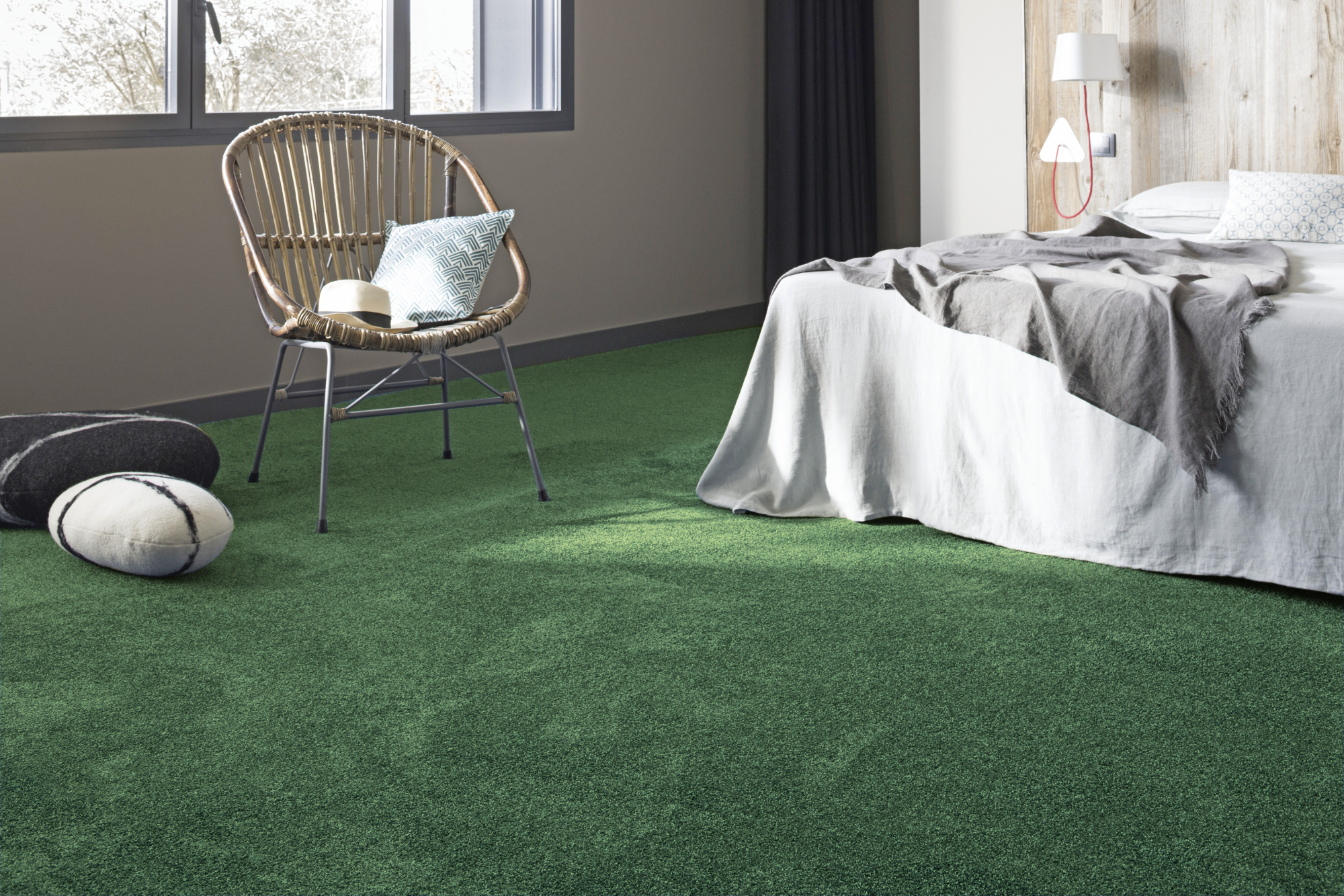 Moquette Délicatesse - Vert sapin habillant l'espace d'un coloris profond qui souligne le mobilier aux tons naturels