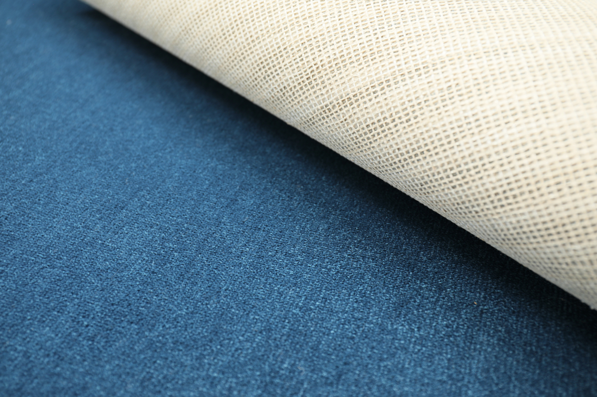 Moquette Sylon haute résistance bleu denim, détail envers et texture