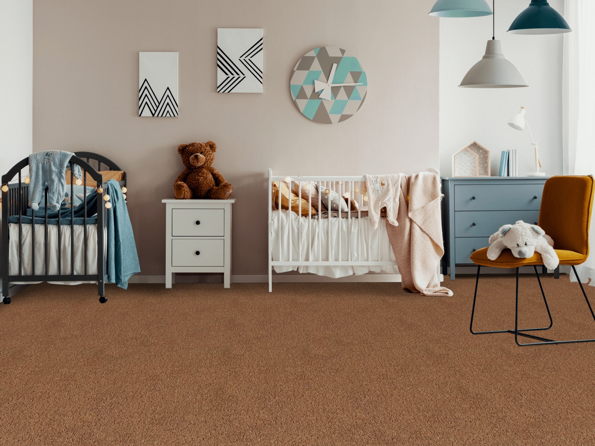 Moquette éco-conçue - Infini 11.5 - Orange tomette dans une chambre d'enfant avec deux lits et mobilier coloré