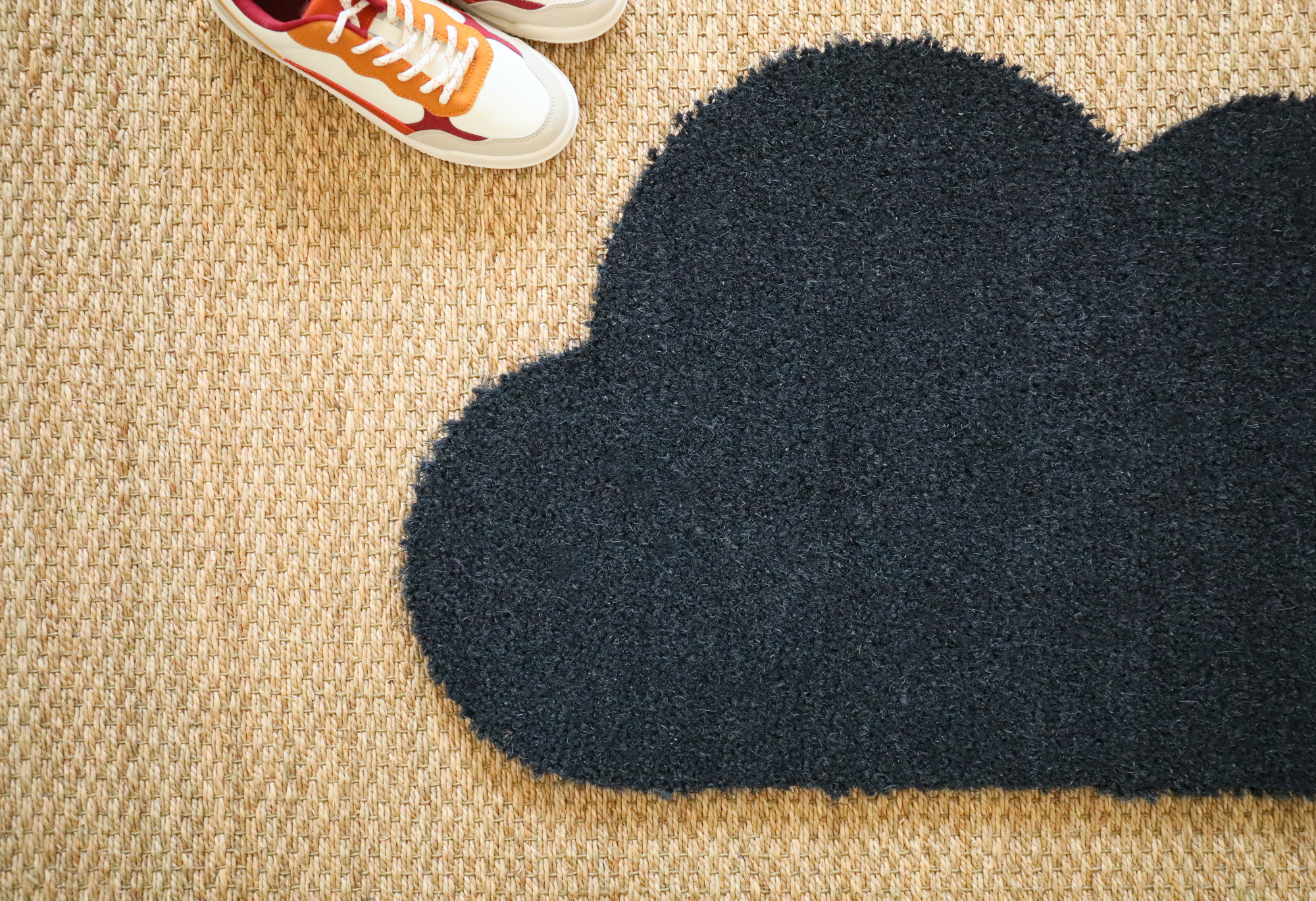 Tapis d'entrée déco Nuage - Fibre de Coco 17mm - Anthracite, contours arrondis et fibres de coco teintées