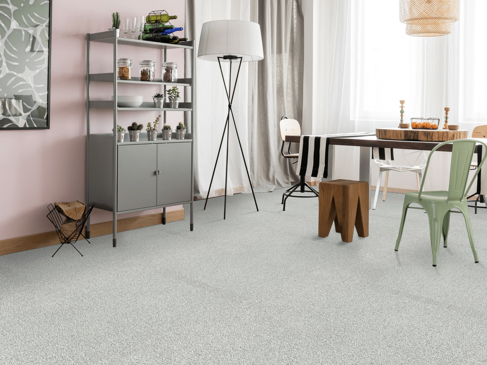 Moquette douce Délicatesse - Gris urbain avec rideaux clairs, mobilier design et ambiance cosy