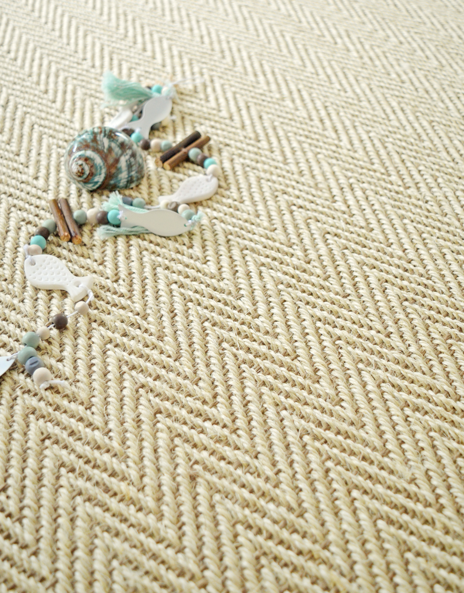 Sol Sisal Chevron - Héritage - Dune dans une ambiance douce où le motif chevron accompagne une décoration naturelle