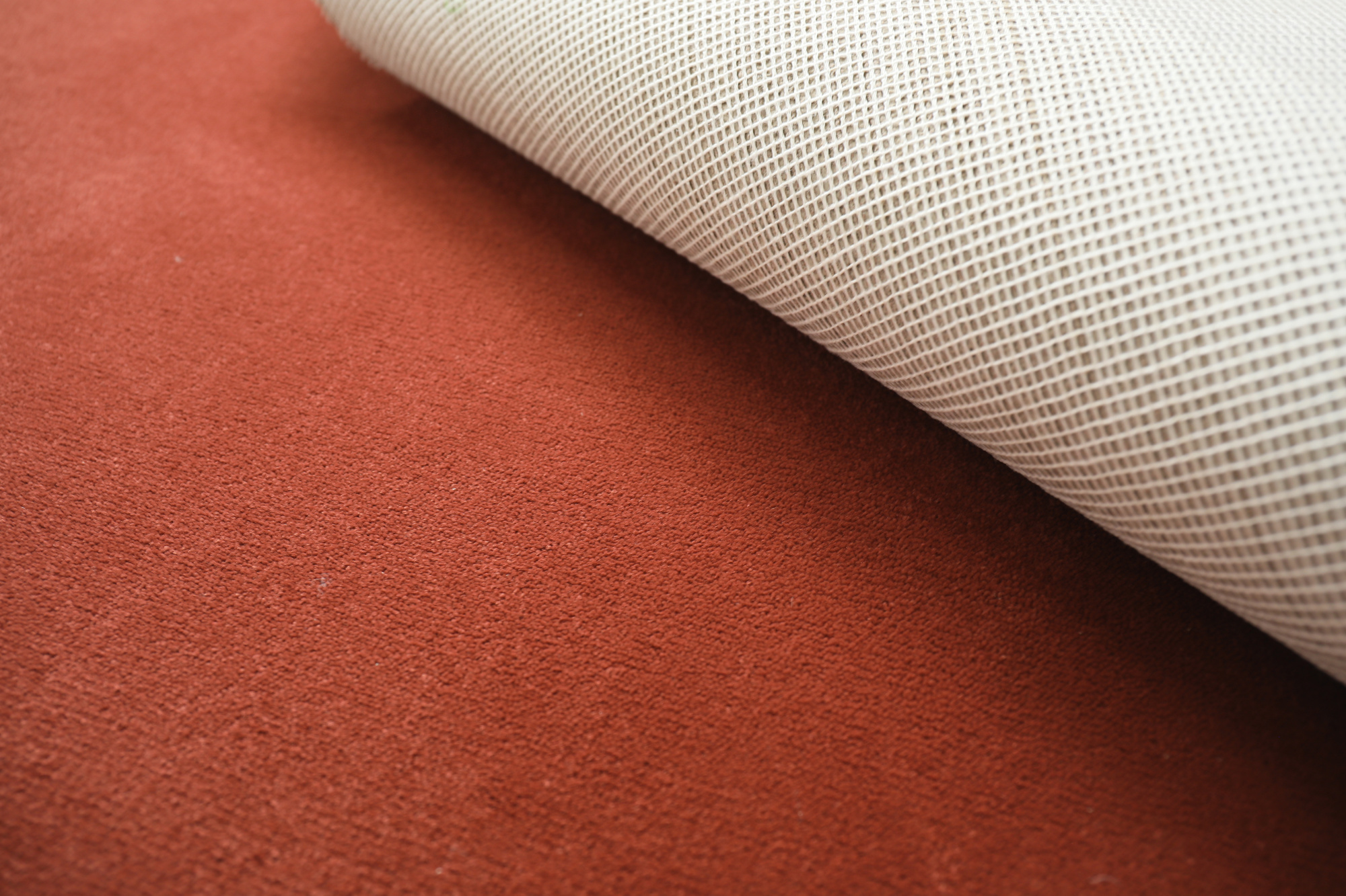 Vue du verso technique de la moquette sur mesure Sylon rouge tomette