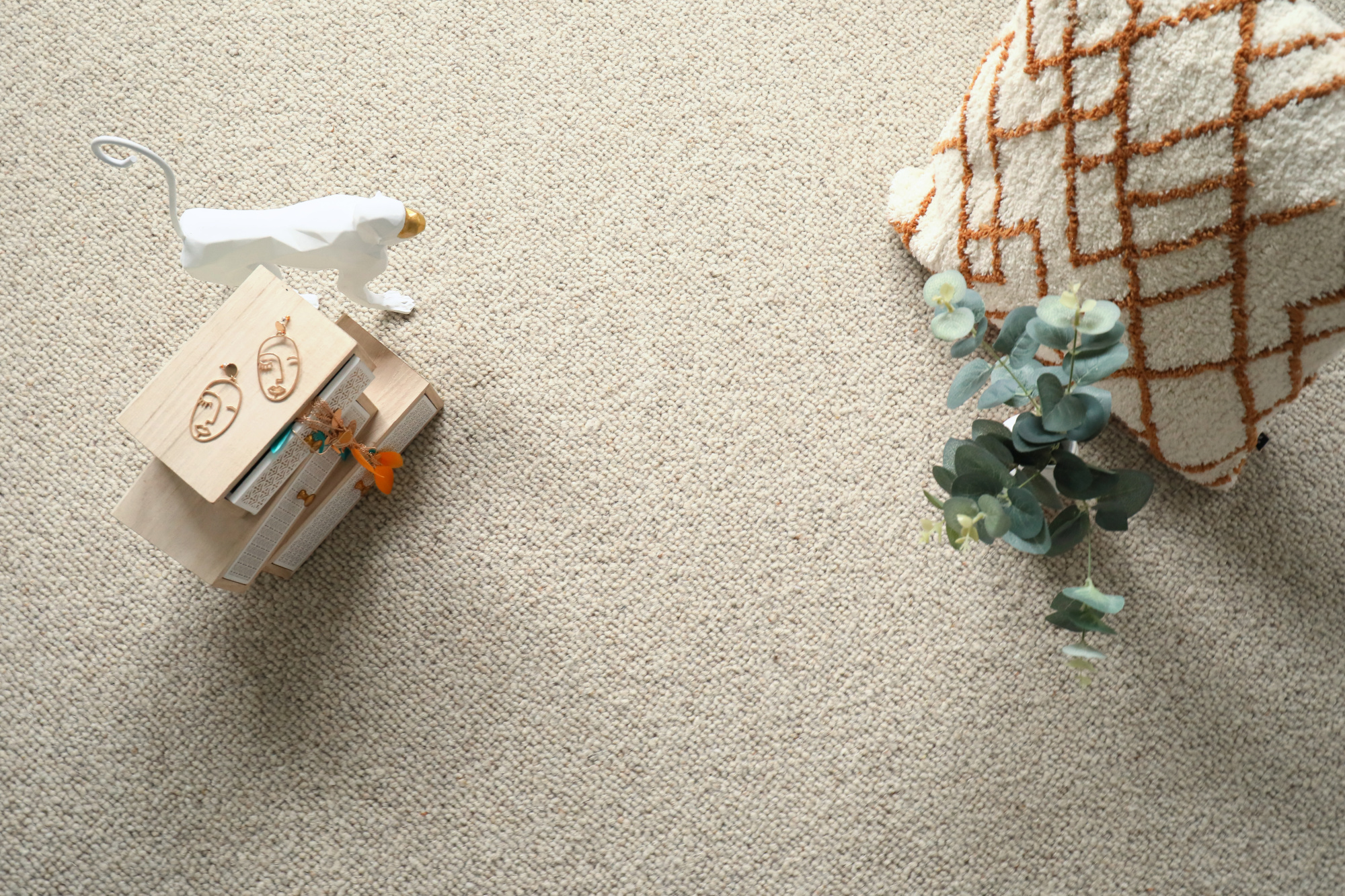 Moquette naturelle en laine Wooly - Nude au coloris poudré dans une chambre d'enfant