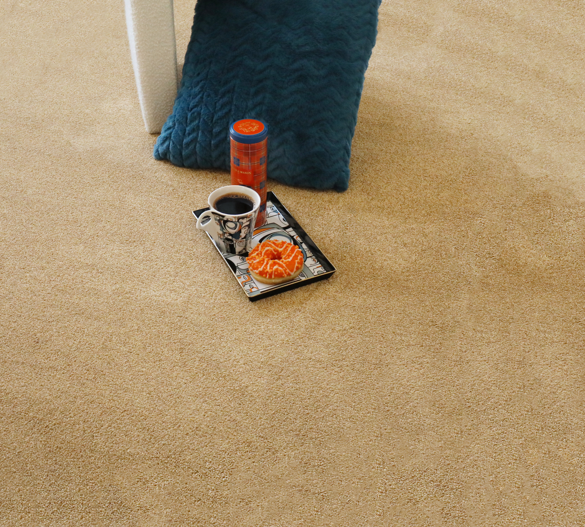 Moquette éco-conçue - Infini 11.5 - Camel mise en valeur par des accessoires aux nuances bleu profond
