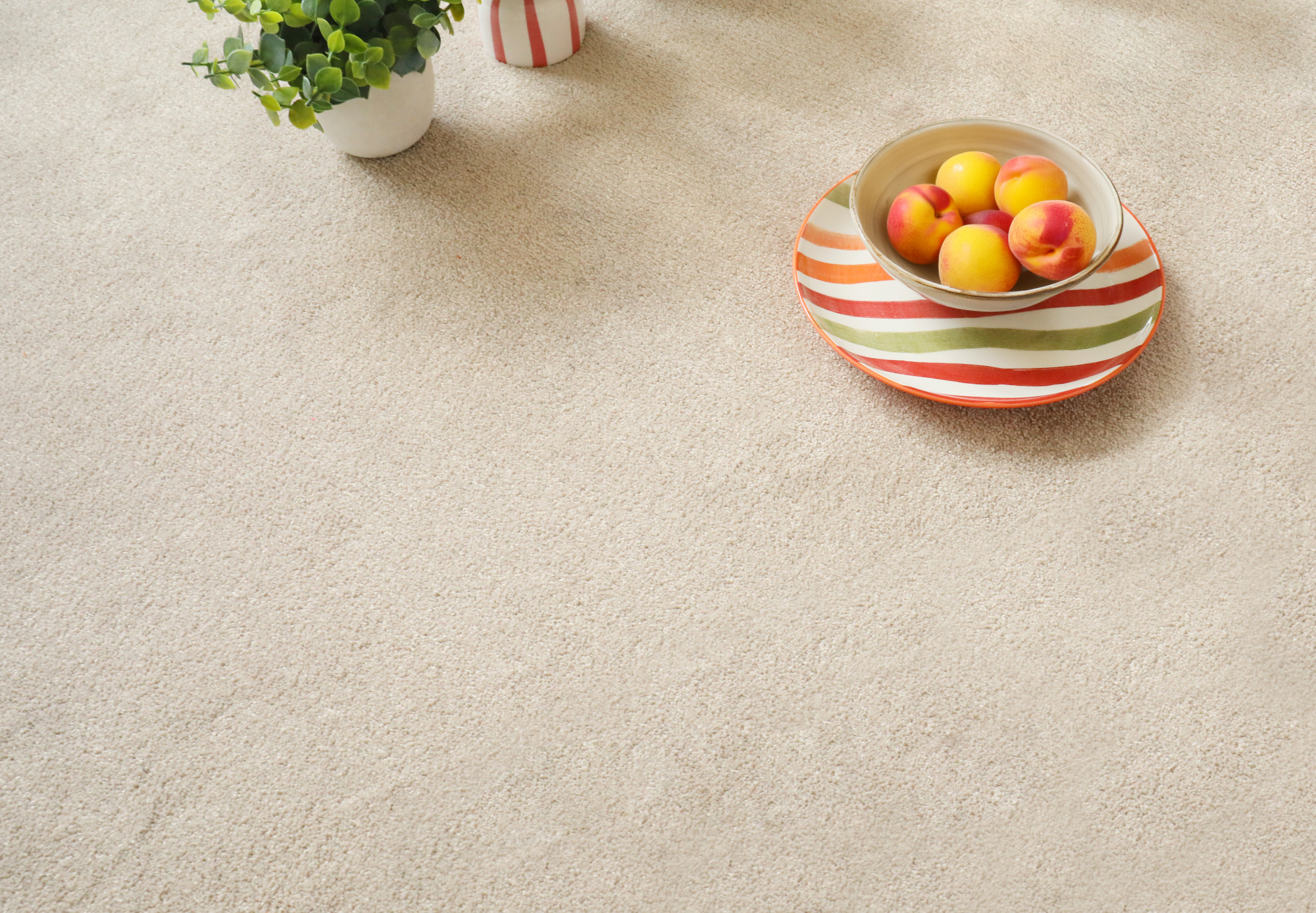 Moquette éco-conçue - Infini 11.5 - Lin naturel mettant en valeur sa teinte claire près d'une coupe de fruits