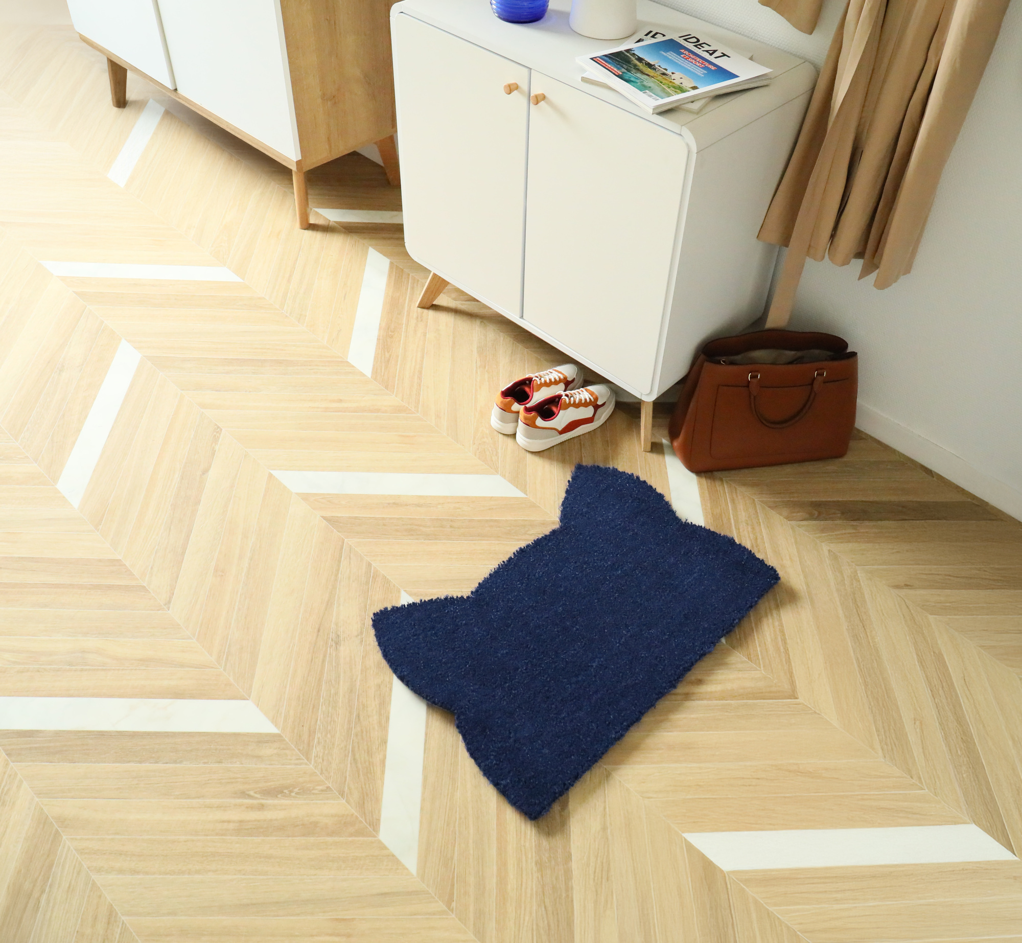 Tapis d’entrée déco Chat - Fibre de Coco 17mm - Bleu en forme de tête de chat sur parquet clair