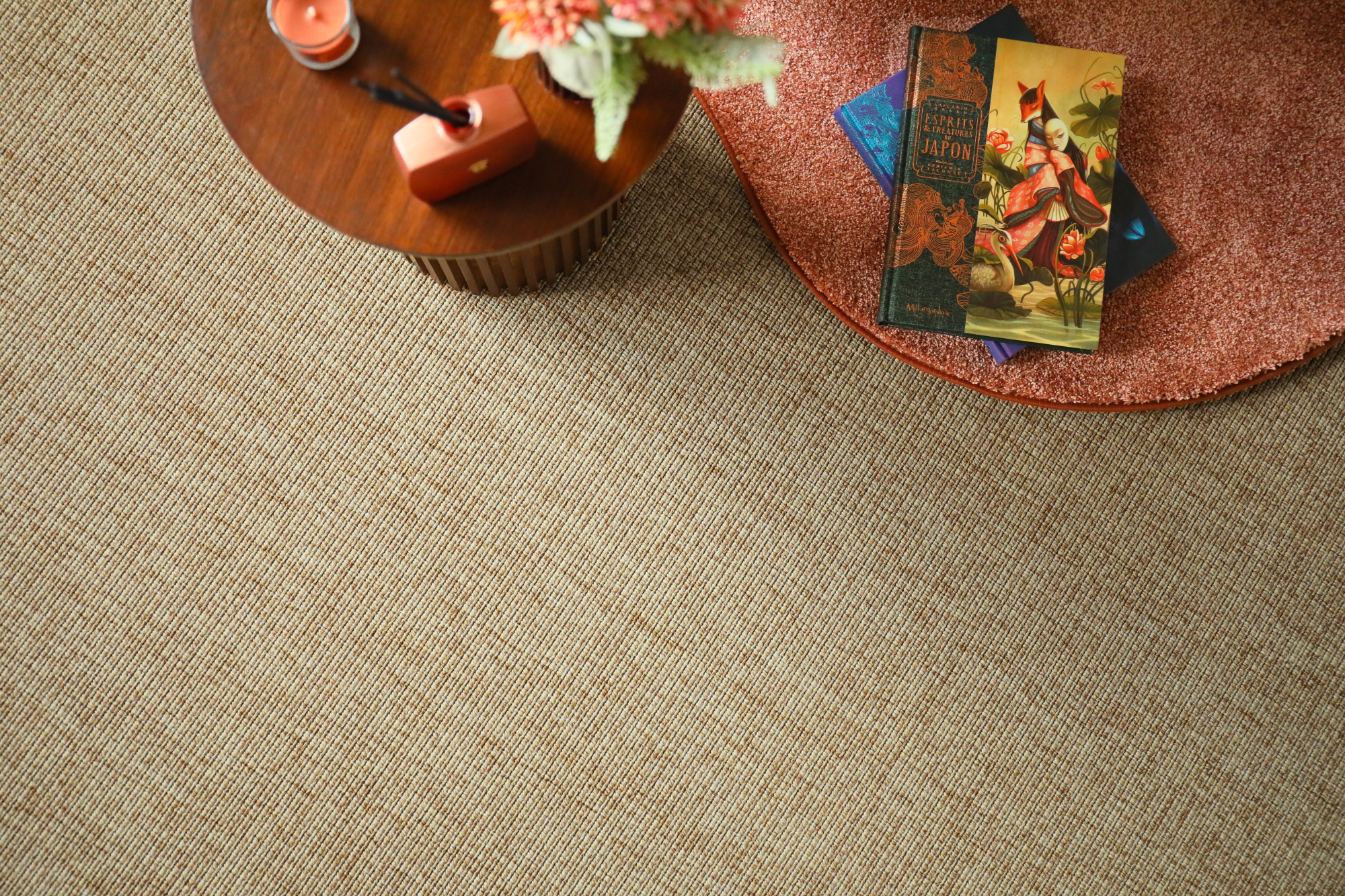 Tissé plat aspect naturel Zen biscuit, texture fine et chaleureuse avec accessoires déco