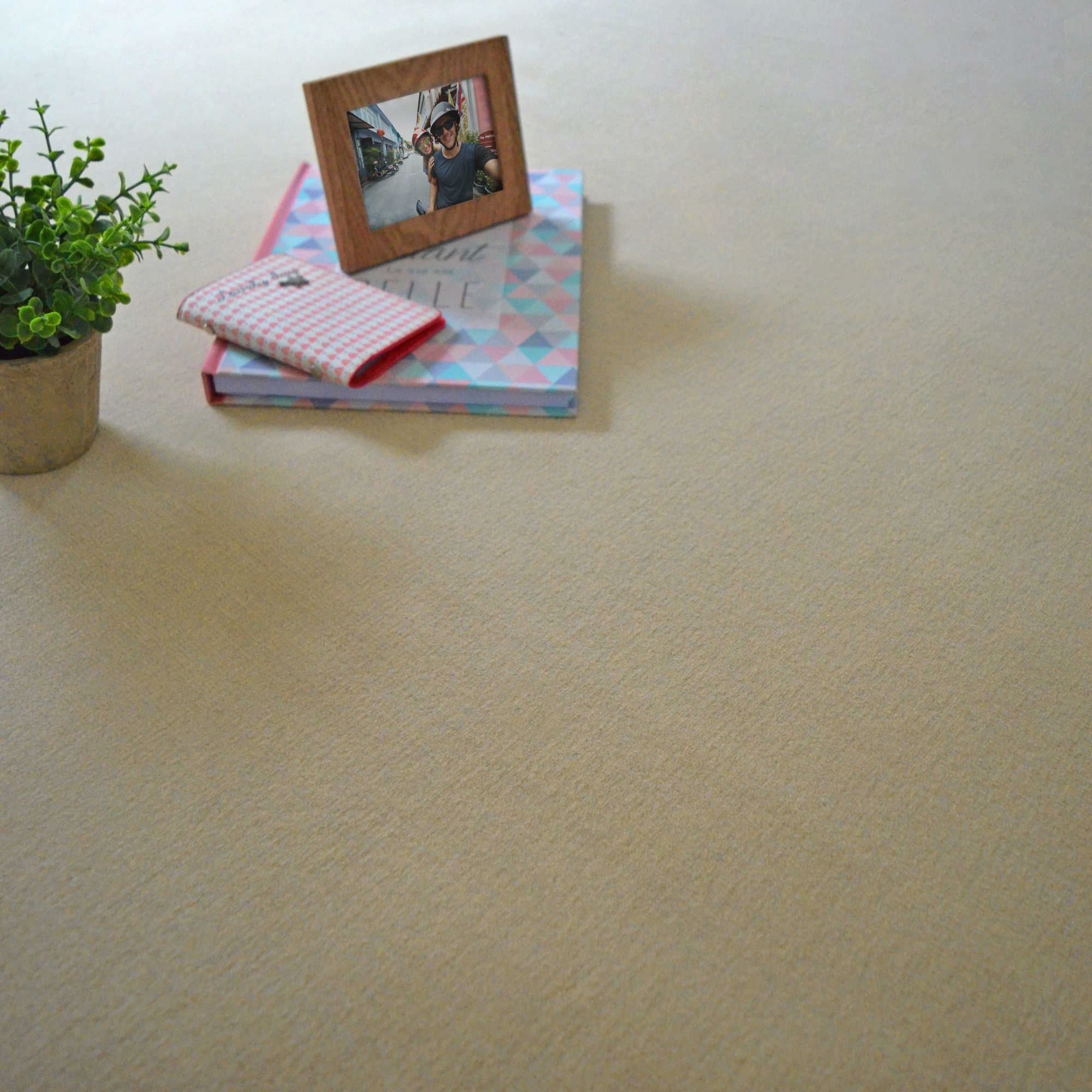 Moquette velours Résilience U3P3 crème, ambiance chaleureuse et finition textile raffinée