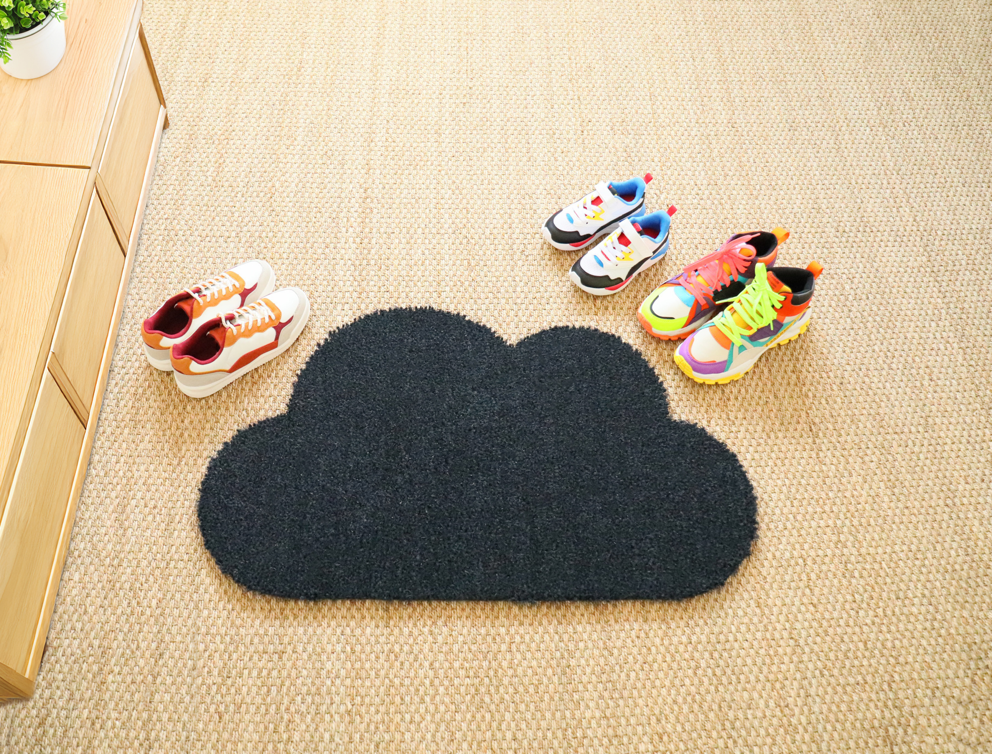 Tapis d'entrée déco Nuage - Fibre de Coco 17mm - Anthracite, forme nuage originale dans une entrée aux accents colorés
