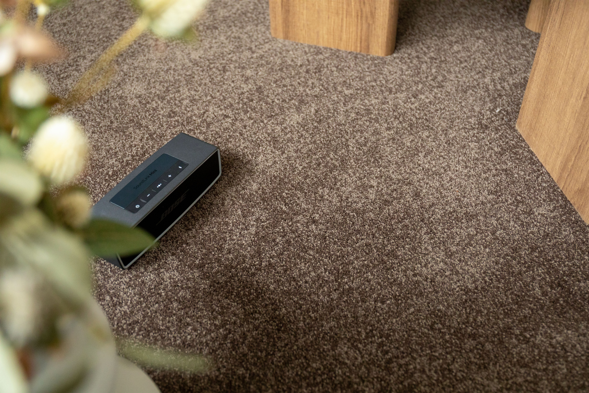 Moquette Infini 11.5 - Marron tonka révélant la douceur de ses fibres recyclées et son aspect satiné