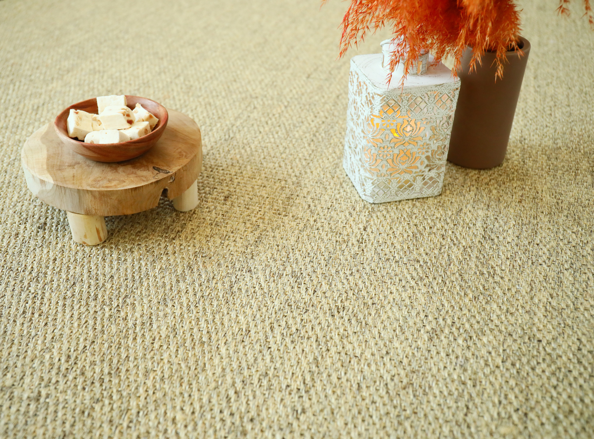 Sol Sisal - Crafted - Dune avec bougie et feuillage orange sur le revêtement