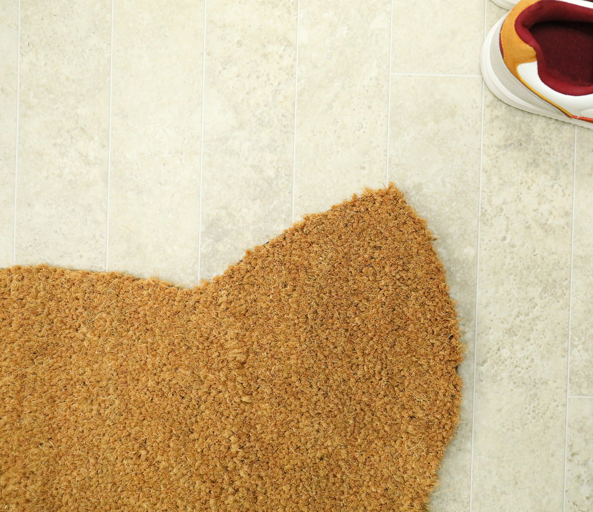 Tapis d’entrée déco Chat - Fibre de Coco 17mm - Écru, détail d’une oreille et de la texture en coco naturel