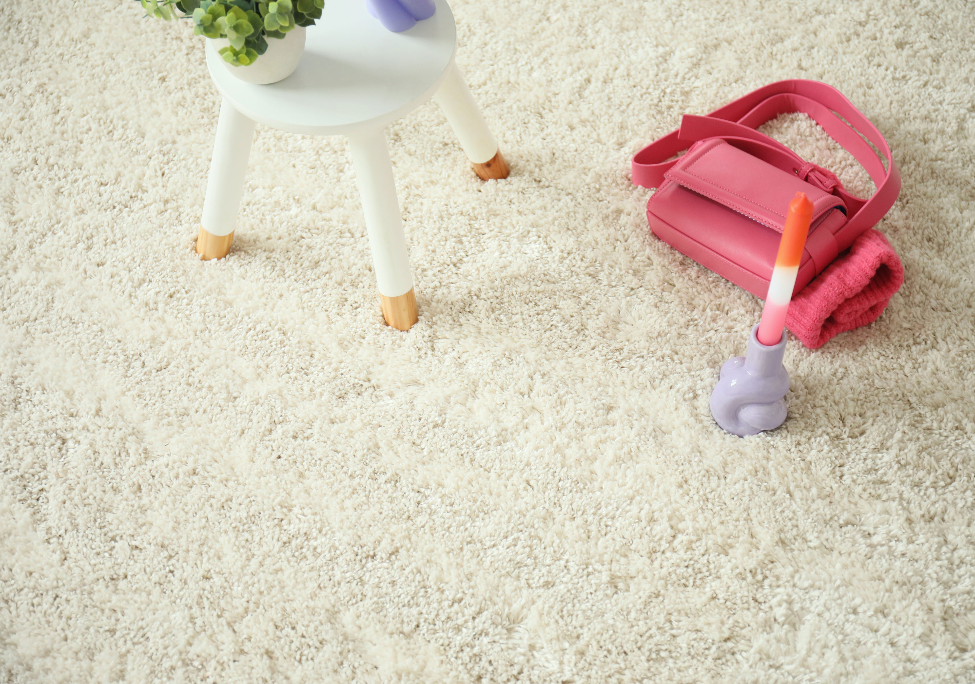 Moquette shaggy crème Origin Shag, surface moelleuse idéale pour marcher pieds nus