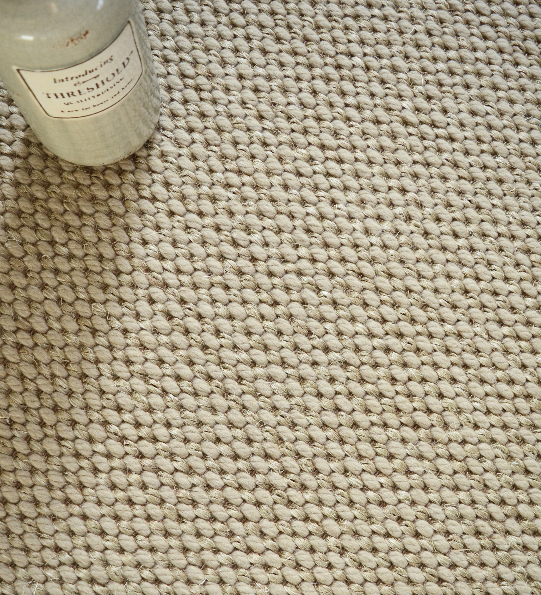 Moquette naturelle en laine et sisal - Organic - Café au lait mettant en avant la structure du tissage