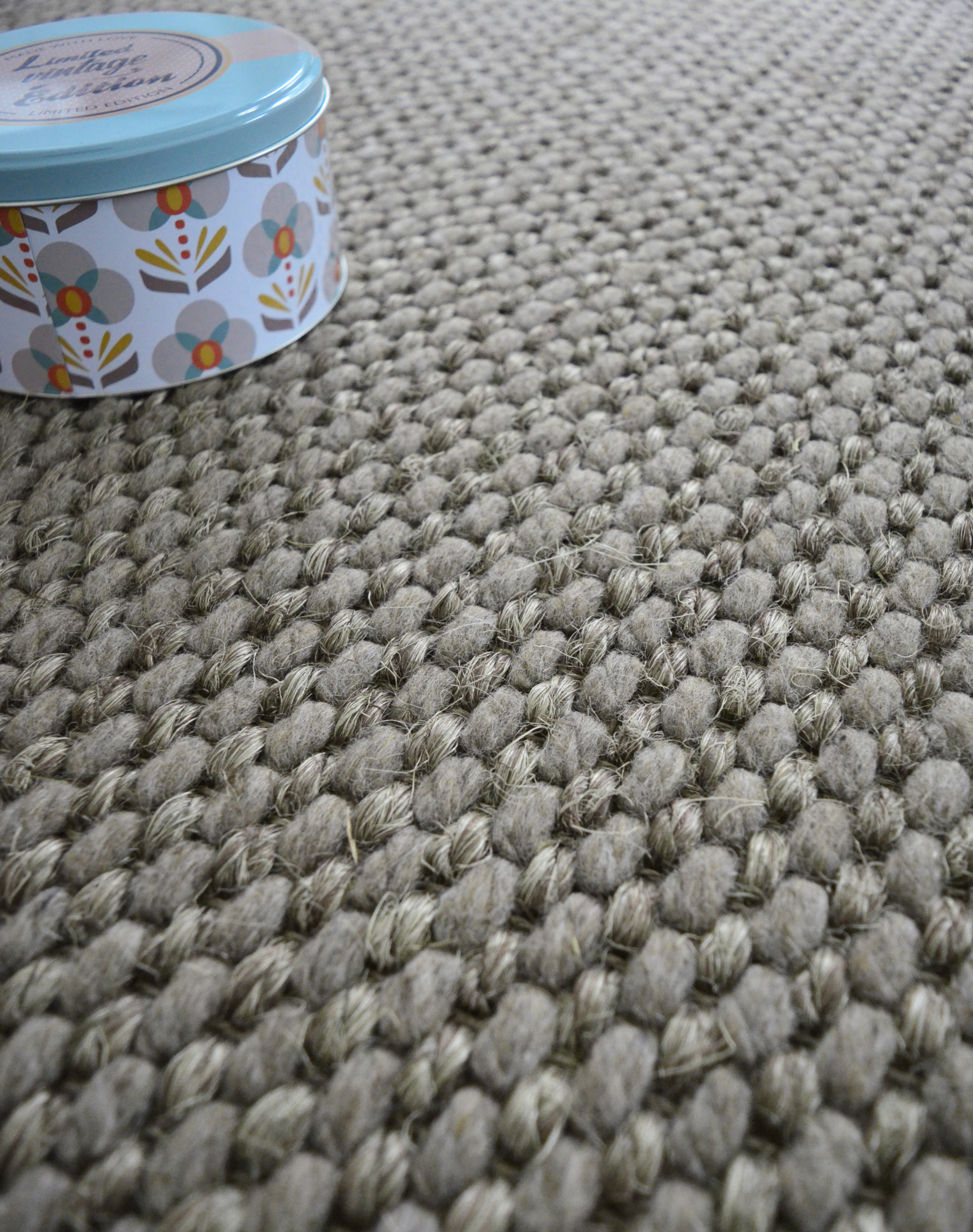 Moquette naturelle en laine et sisal Organic Taupe, tissage volumineux aux fibres naturelles entrelacées