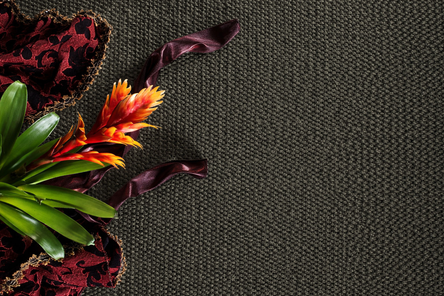Sol Sisal Crafted Gris charbon en fibres naturelles avec tissage fin et coloris anthracite dans une ambiance végétale contemporaine