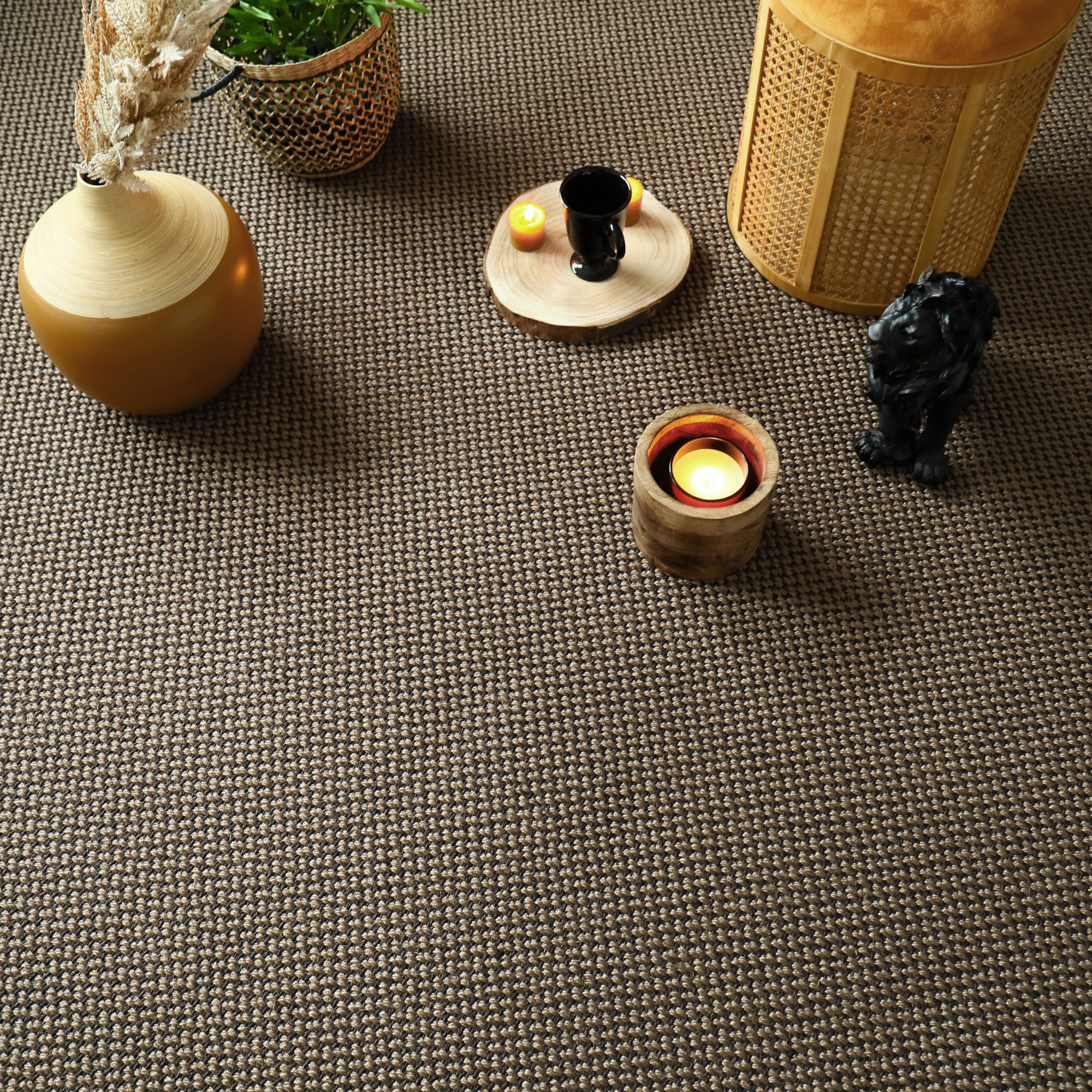 Sol Sisal - Grâce - Marron glacé cendré créant un décor authentique autour d'objets aux matières naturelles