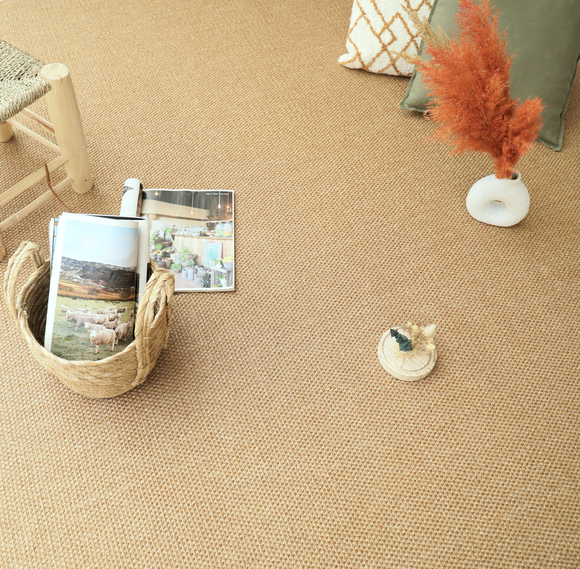 Sol Sisal Crafted - Havane accompagné d'un panier en fibres naturelles et d'accessoires décoratifs