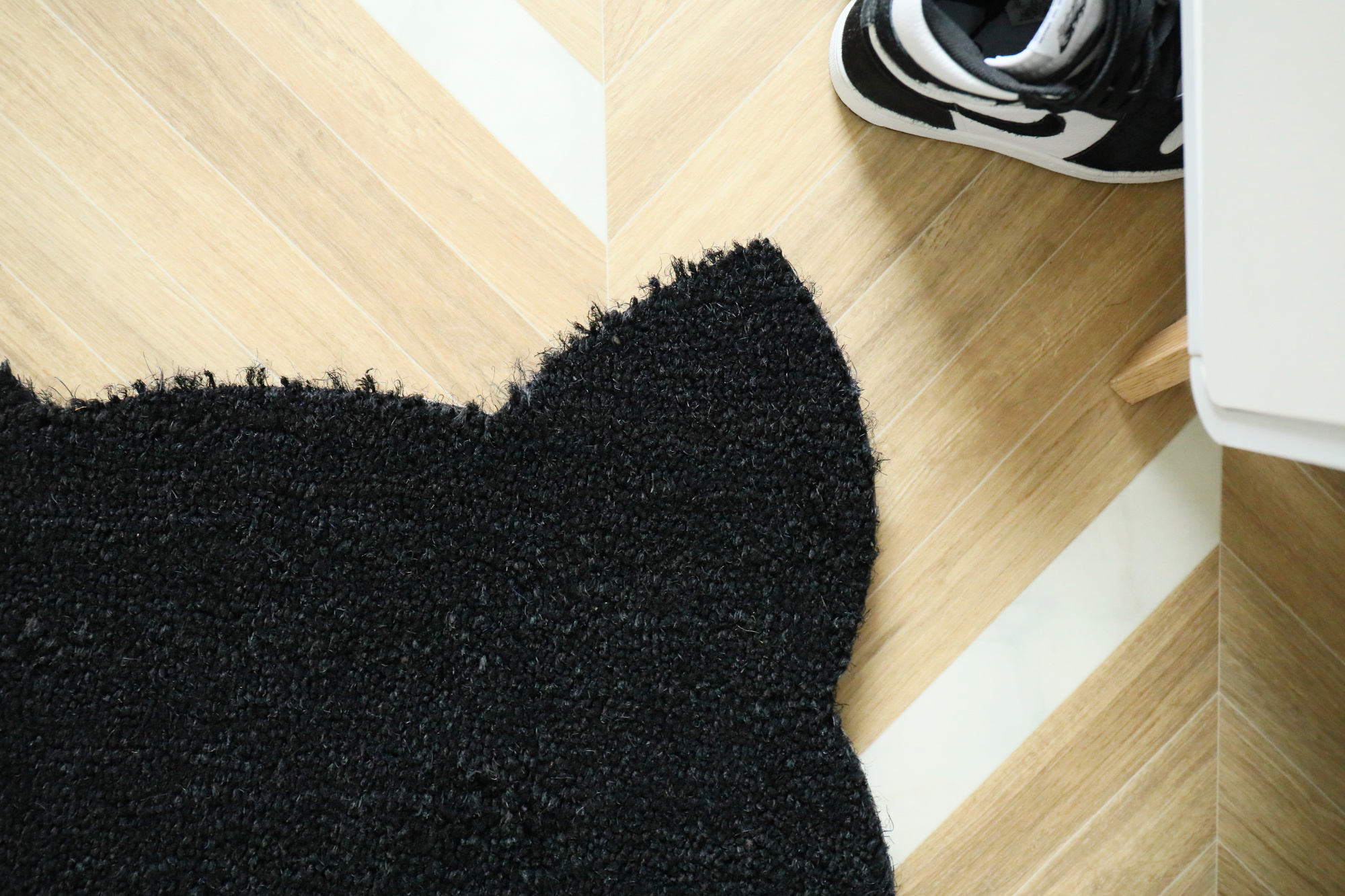 Tapis d’entrée déco Chat - Fibre de Coco 17mm - Noir, détail des fibres et d’une oreille de la silhouette