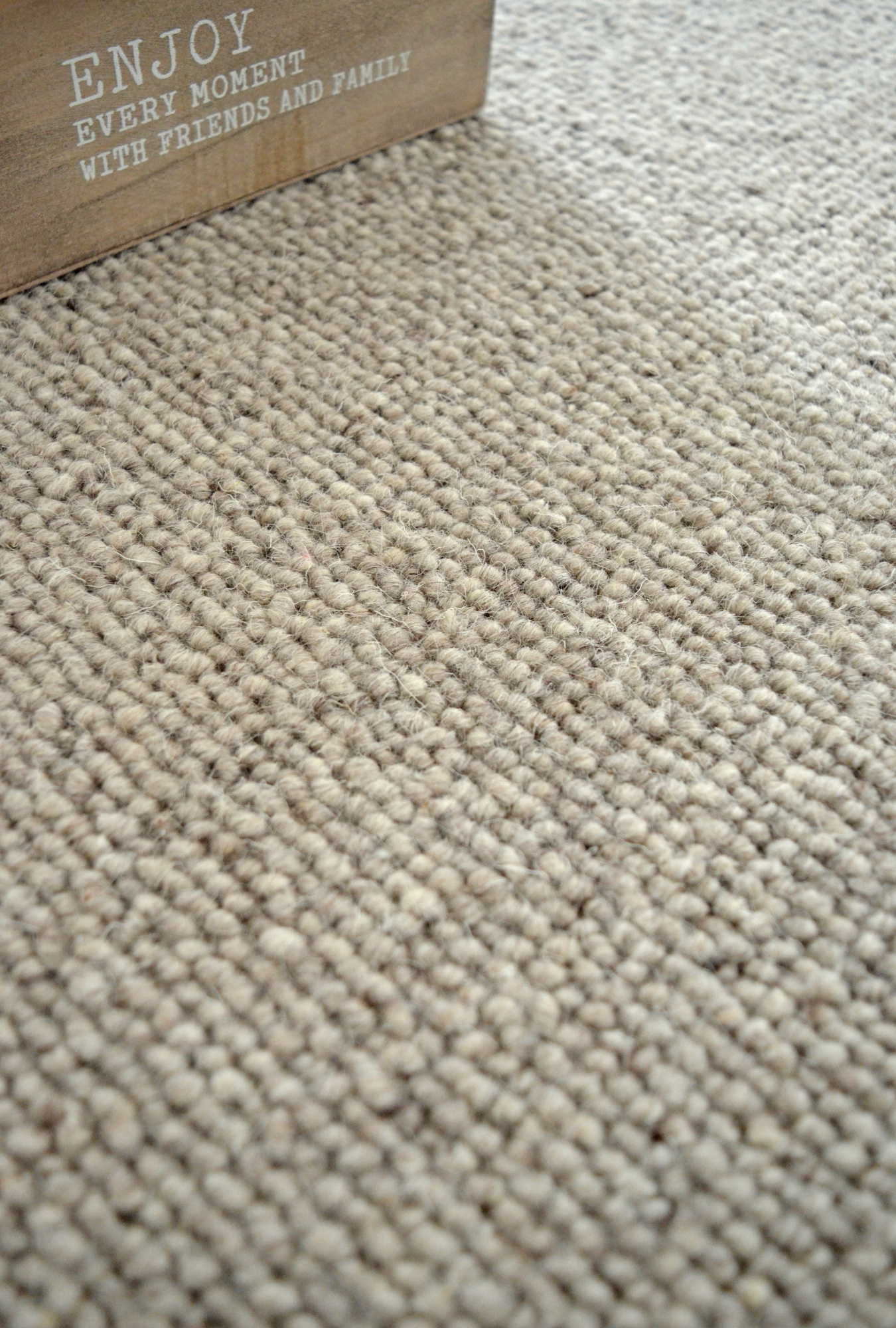 Moquette naturelle en laine Wooly - Gris tendre avec détail de son tissage bouclé épais et doux