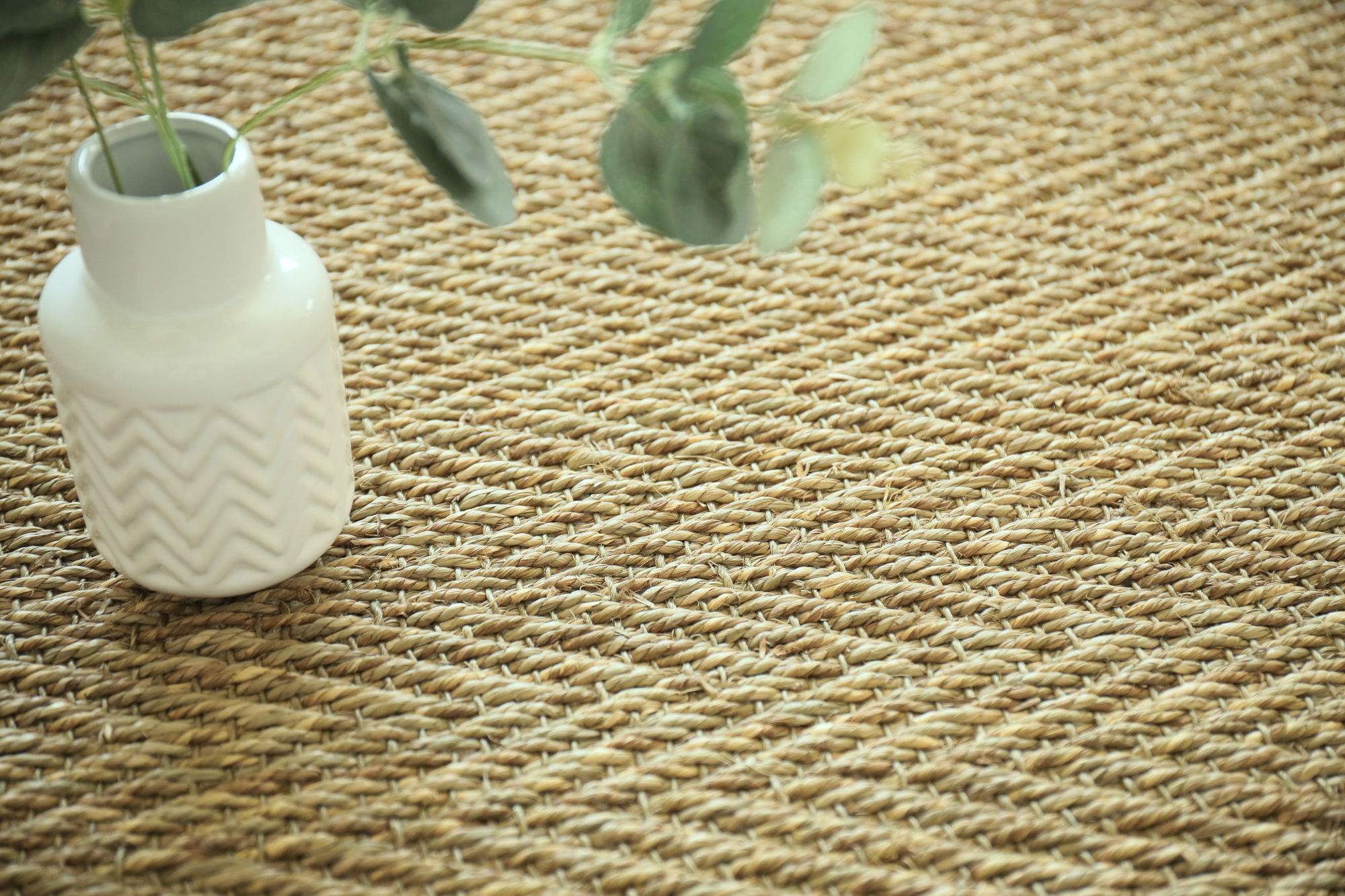 Revêtement de sol Jonc de mer Fin Chevron - Naturel brut mettant en valeur son élégant tissage chevrons