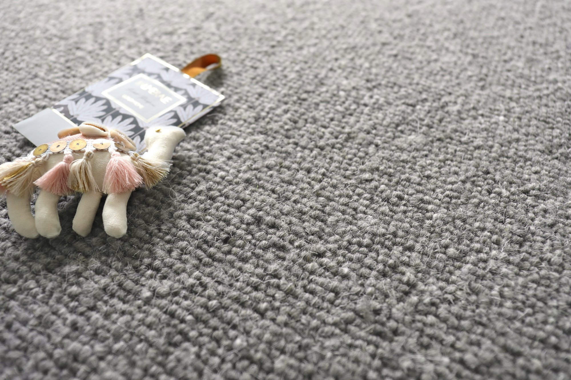 Moquette naturelle en laine Wooly - Gris feutré en pure laine vierge avec peluche dromadaire et tissage bouclé épais